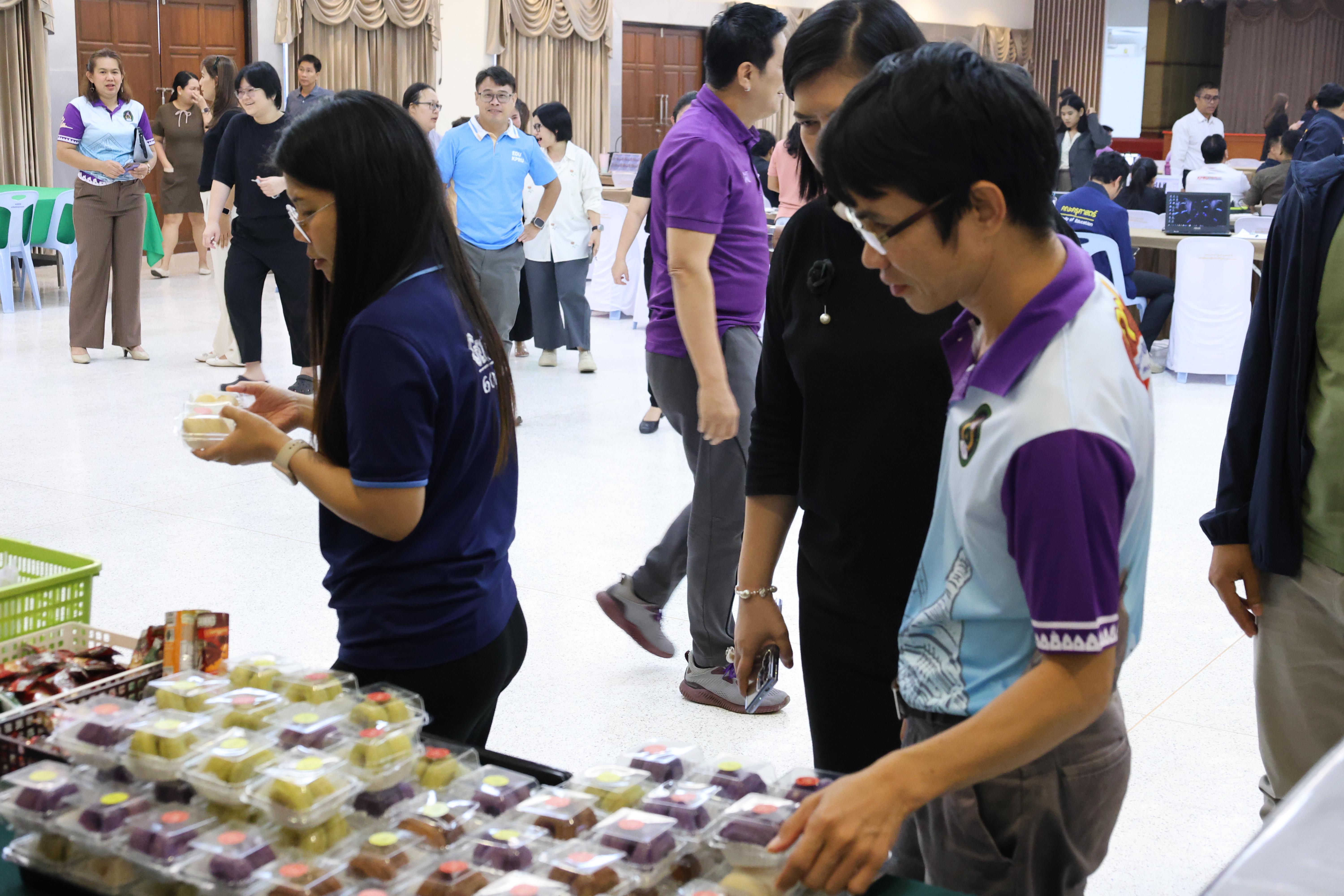 194. คณะครุศาสตร์ มหาวิทยาลัยราชภัฏกำแพงเพชร ได้จัดโครงการพัฒนาสมรรถนะครูของครู มหาวิทยาลัยราชภัฏ 38 แห่ง