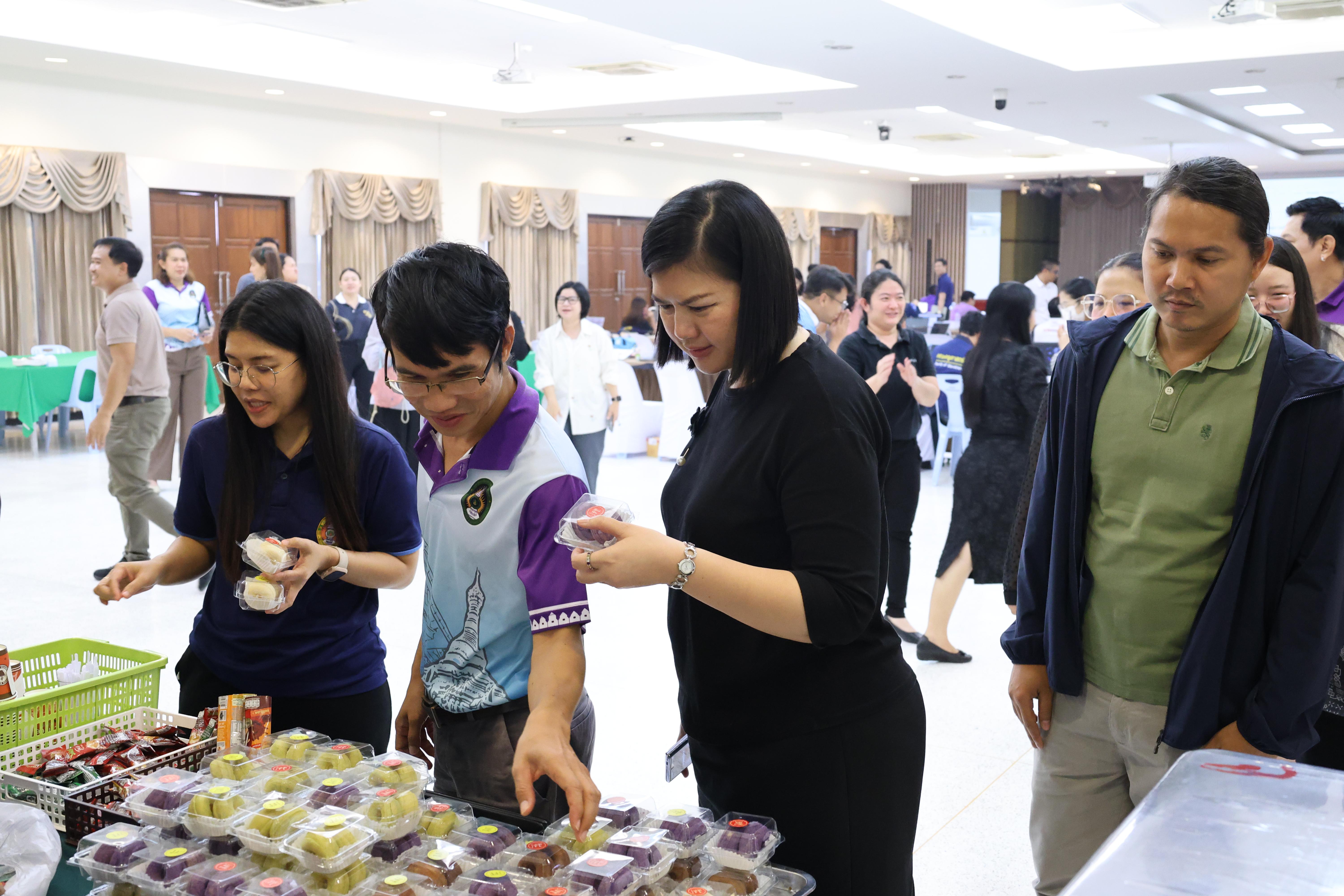 195. คณะครุศาสตร์ มหาวิทยาลัยราชภัฏกำแพงเพชร ได้จัดโครงการพัฒนาสมรรถนะครูของครู มหาวิทยาลัยราชภัฏ 38 แห่ง