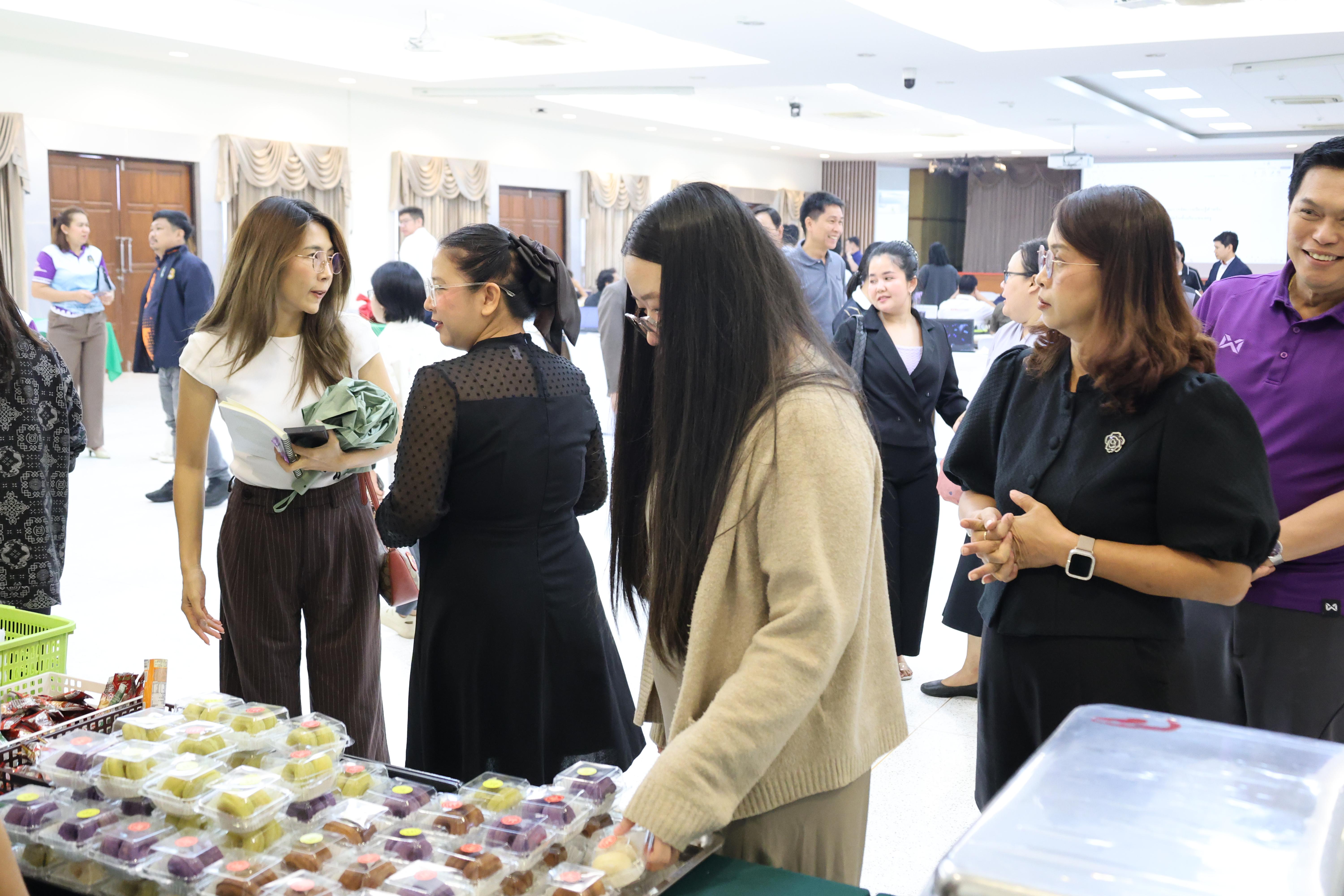 198. คณะครุศาสตร์ มหาวิทยาลัยราชภัฏกำแพงเพชร ได้จัดโครงการพัฒนาสมรรถนะครูของครู มหาวิทยาลัยราชภัฏ 38 แห่ง