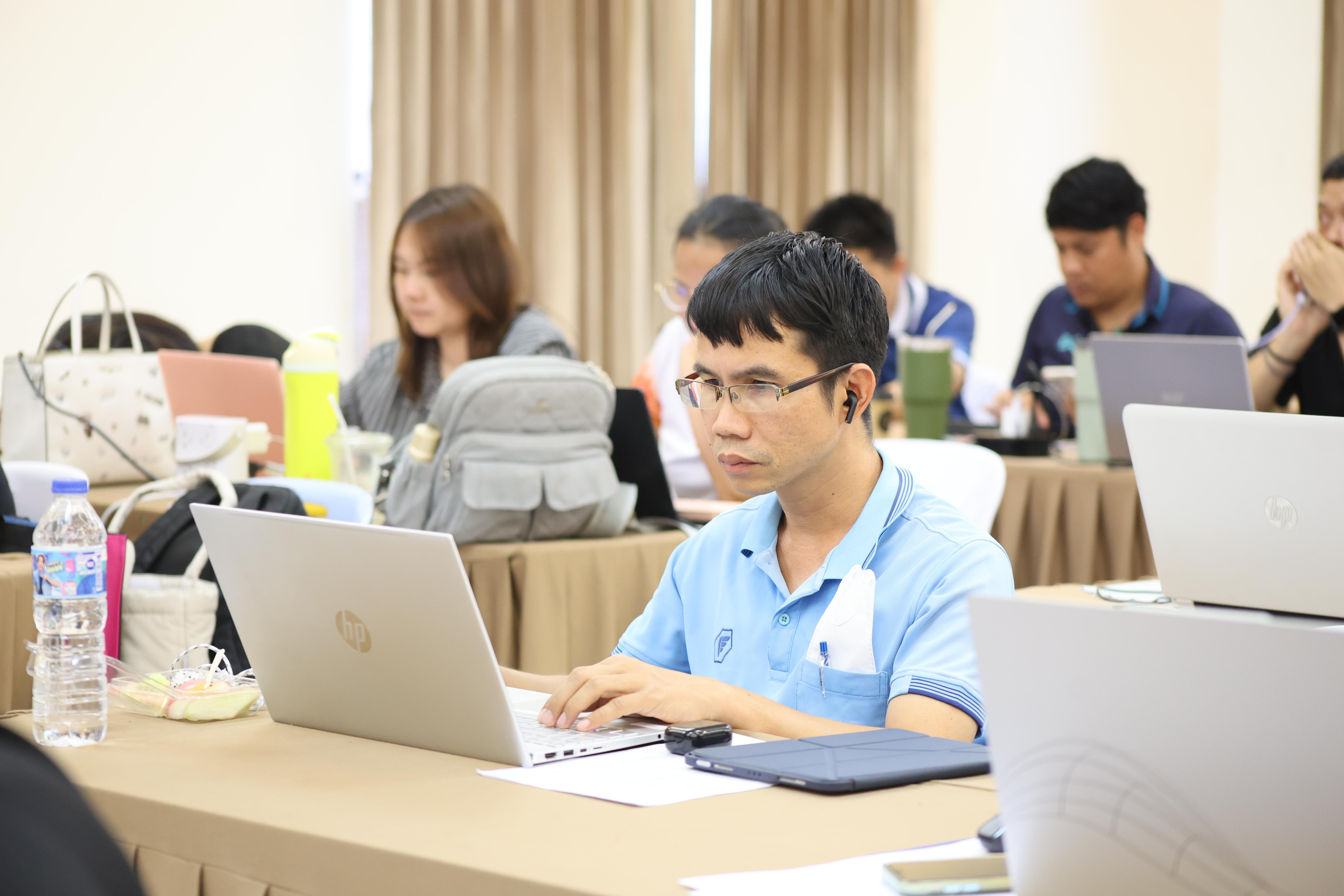 255. การอบรมในโมดูลที่ 8 เรื่อง “เทคโนโลยีดิจิทัลในการจัดการเรียนรู้” โดย ผู้ช่วยศาสตราจารย์ ดร.นรินธน์ นนทมาลย์