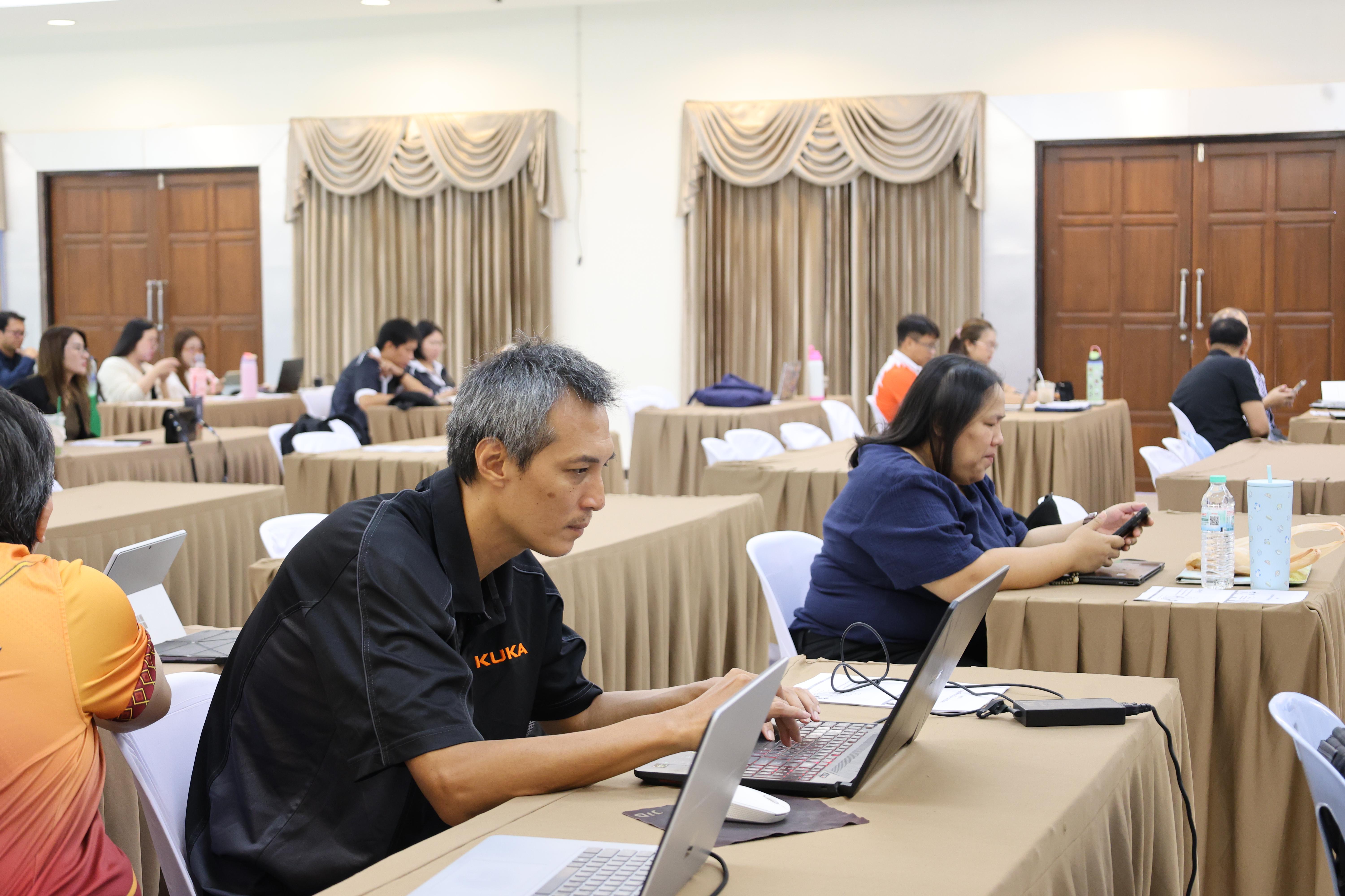 22. วันนี้เป็นการอบรมในโมดูลที่ 2  เรื่อง “ภาษาเพื่อการสื่อสารสำหรับครู”