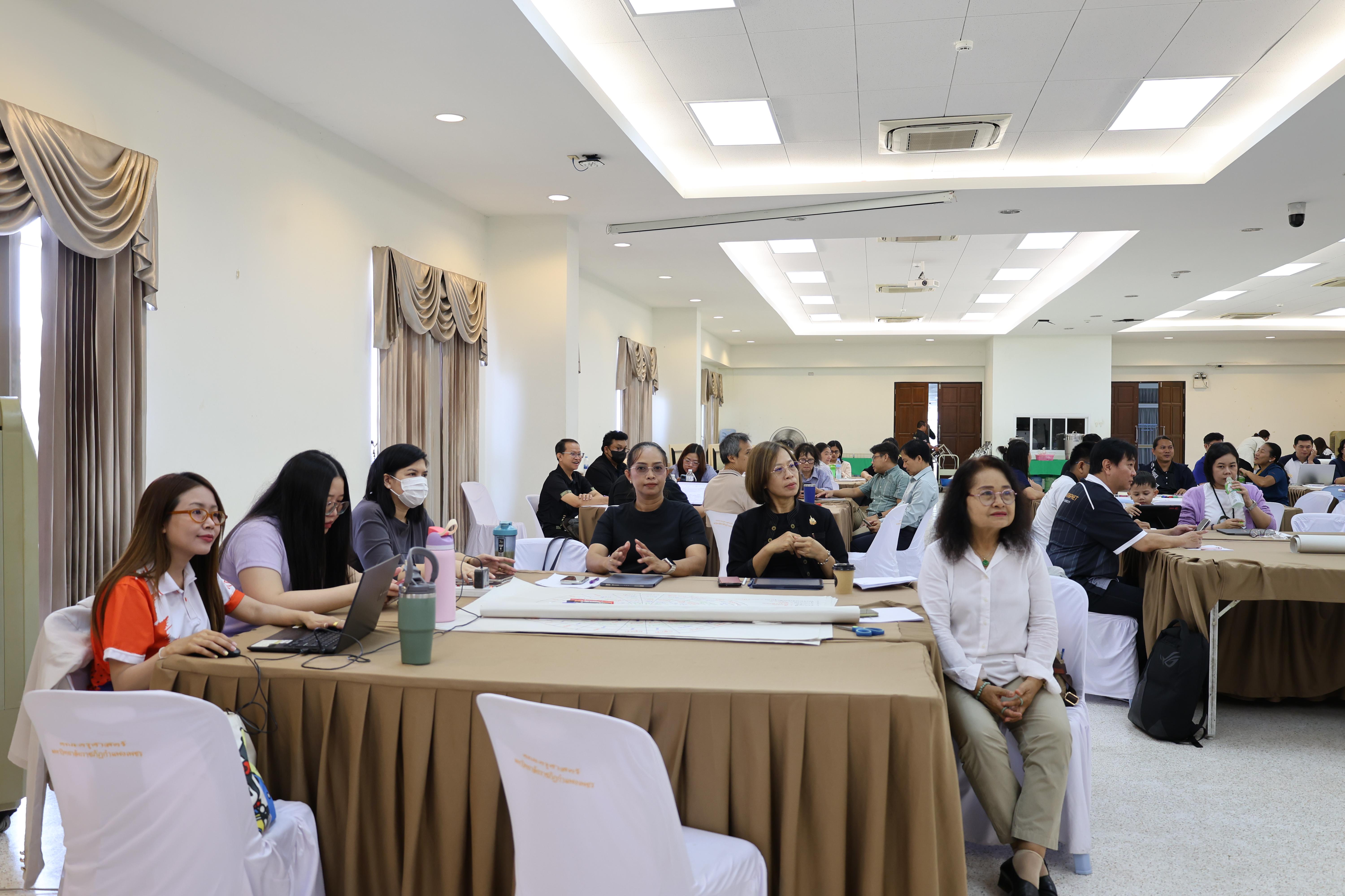 33. วันนี้เป็นการอบรมในโมดูลที่ 10 เรื่อง “ทักษะการโค้ชเพื่อการพัฒนา Soft Skills” .