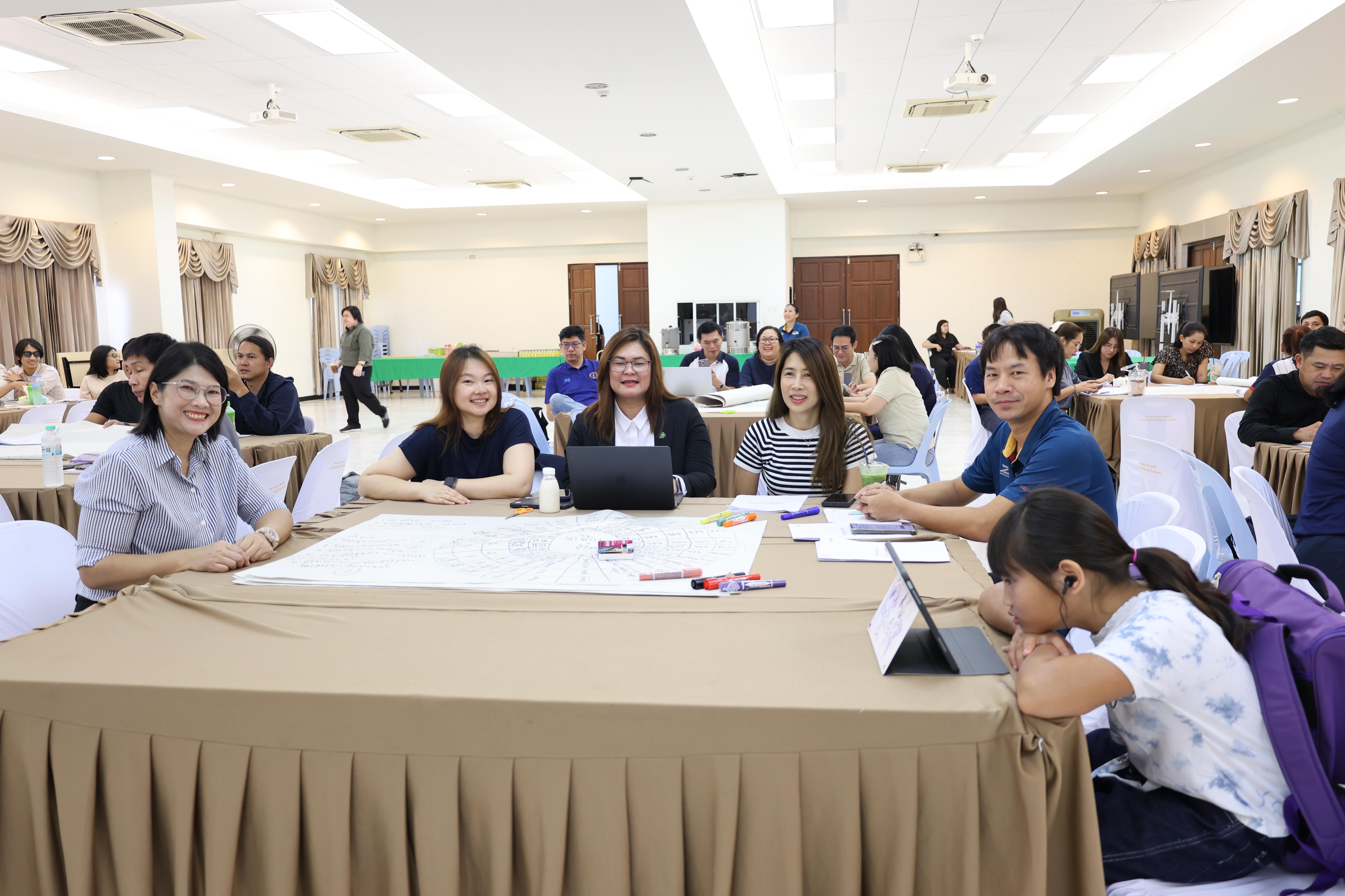 41. วันนี้เป็นการอบรมในโมดูลที่ 10 เรื่อง “ทักษะการโค้ชเพื่อการพัฒนา Soft Skills” .
