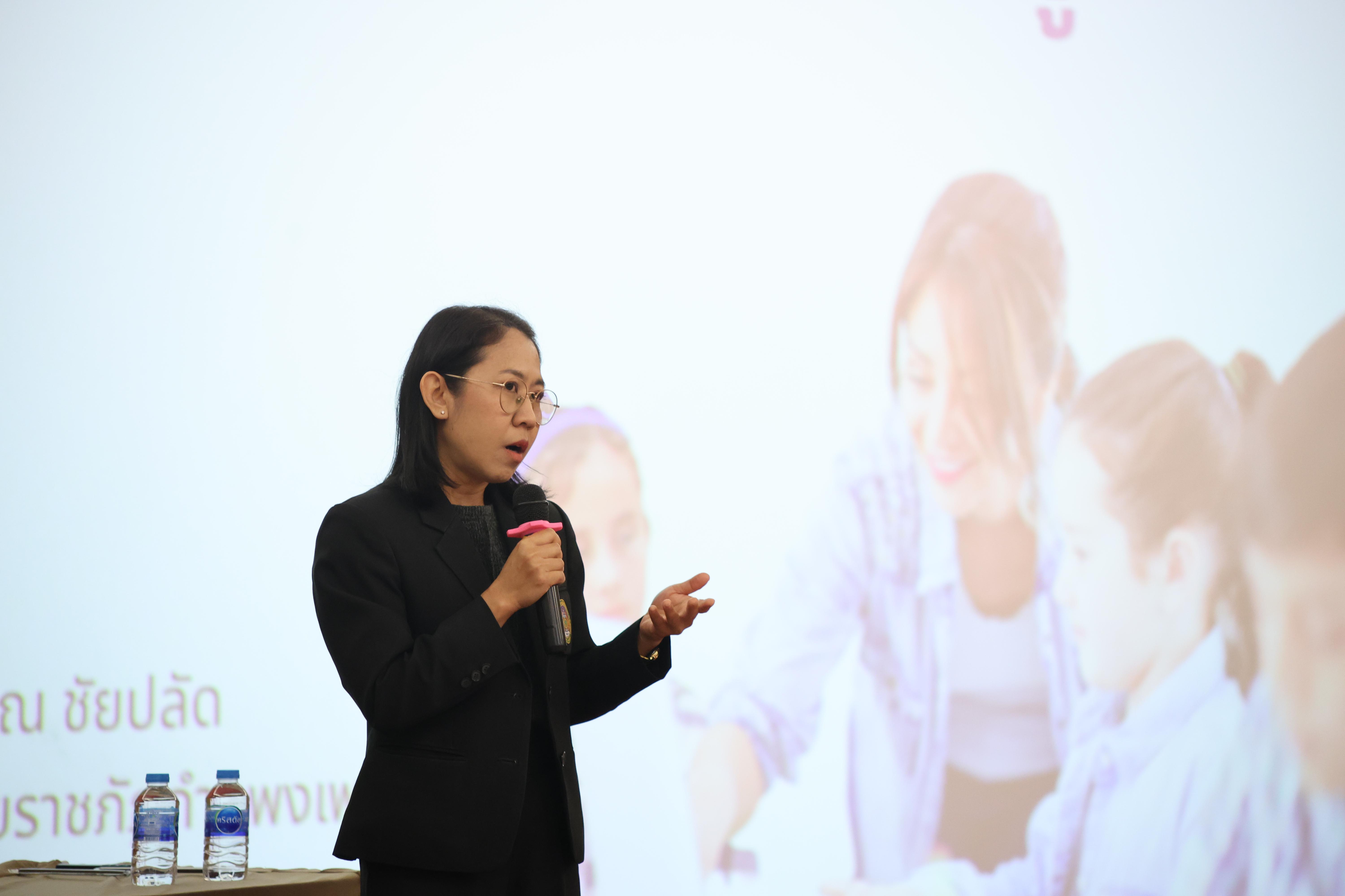 4. โครงการสัมมนาเป็นหมู่คณะพัฒนาทักษะการสอนและความเป็นครู และพัฒนาส่งเสริมด้านภาษาไทยและภาษาอังกฤษ