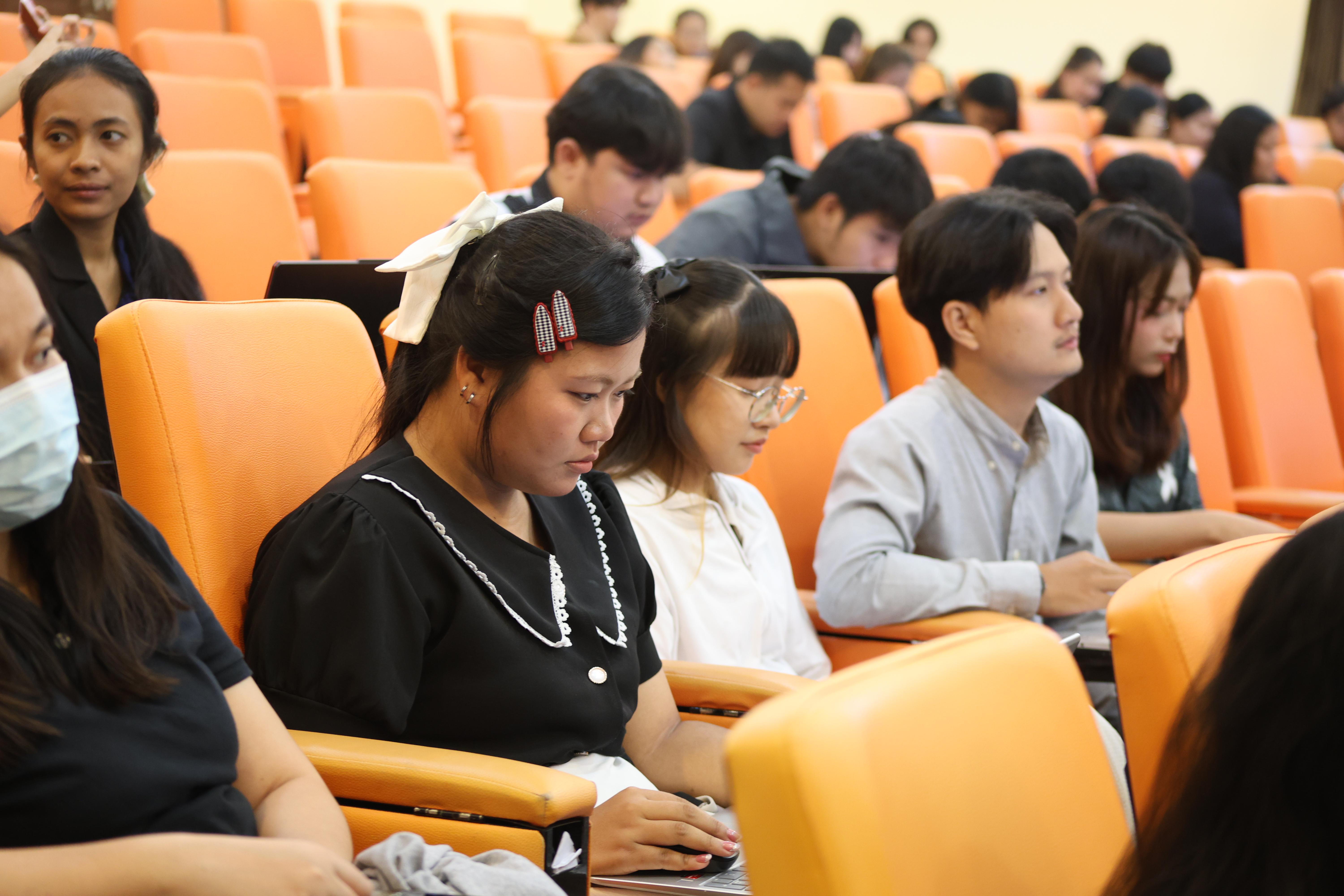 32. โครงการสัมมนาเป็นหมู่คณะพัฒนาทักษะการสอนและความเป็นครู และพัฒนาส่งเสริมด้านภาษาไทยและภาษาอังกฤษ