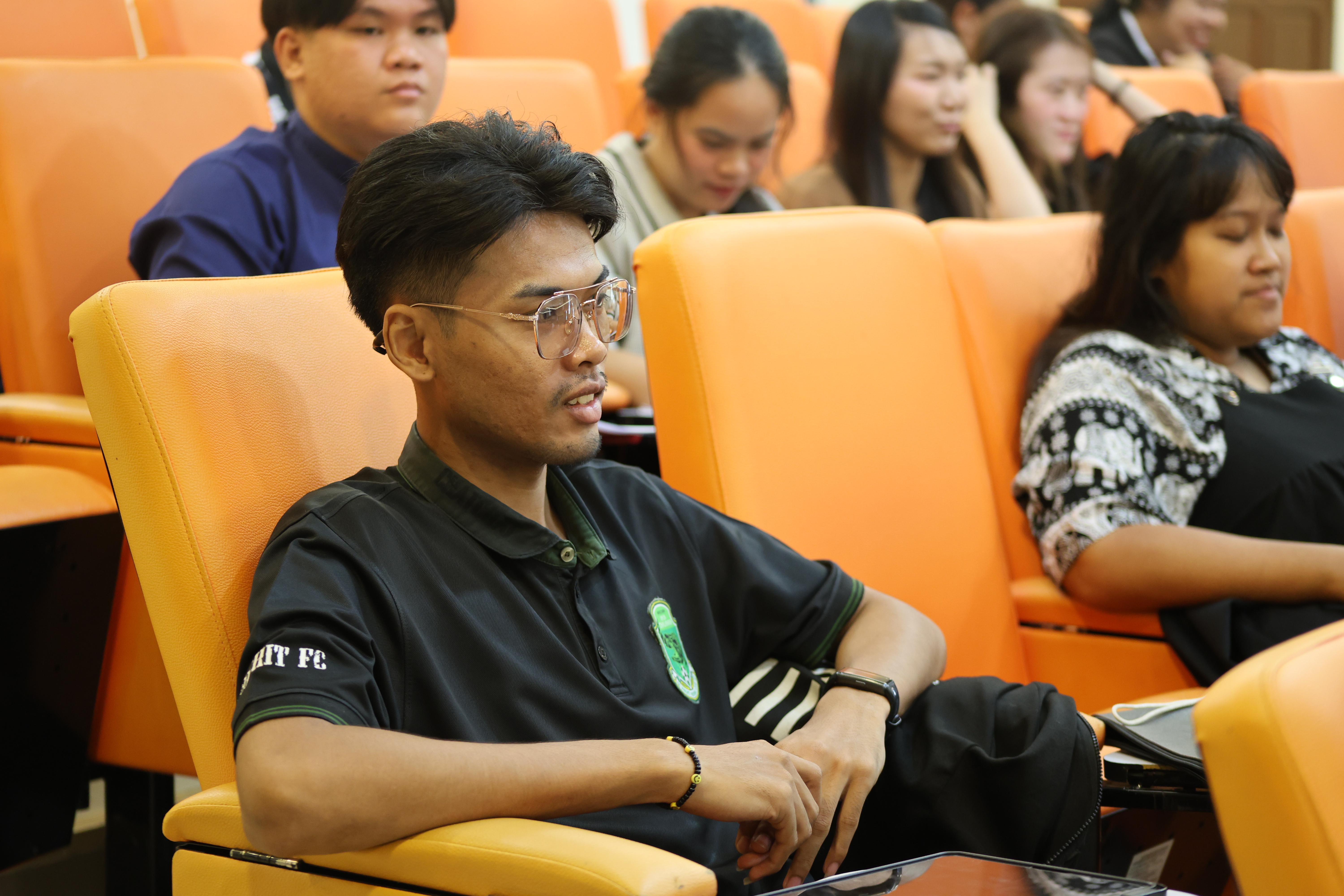40. โครงการสัมมนาเป็นหมู่คณะพัฒนาทักษะการสอนและความเป็นครู และพัฒนาส่งเสริมด้านภาษาไทยและภาษาอังกฤษ