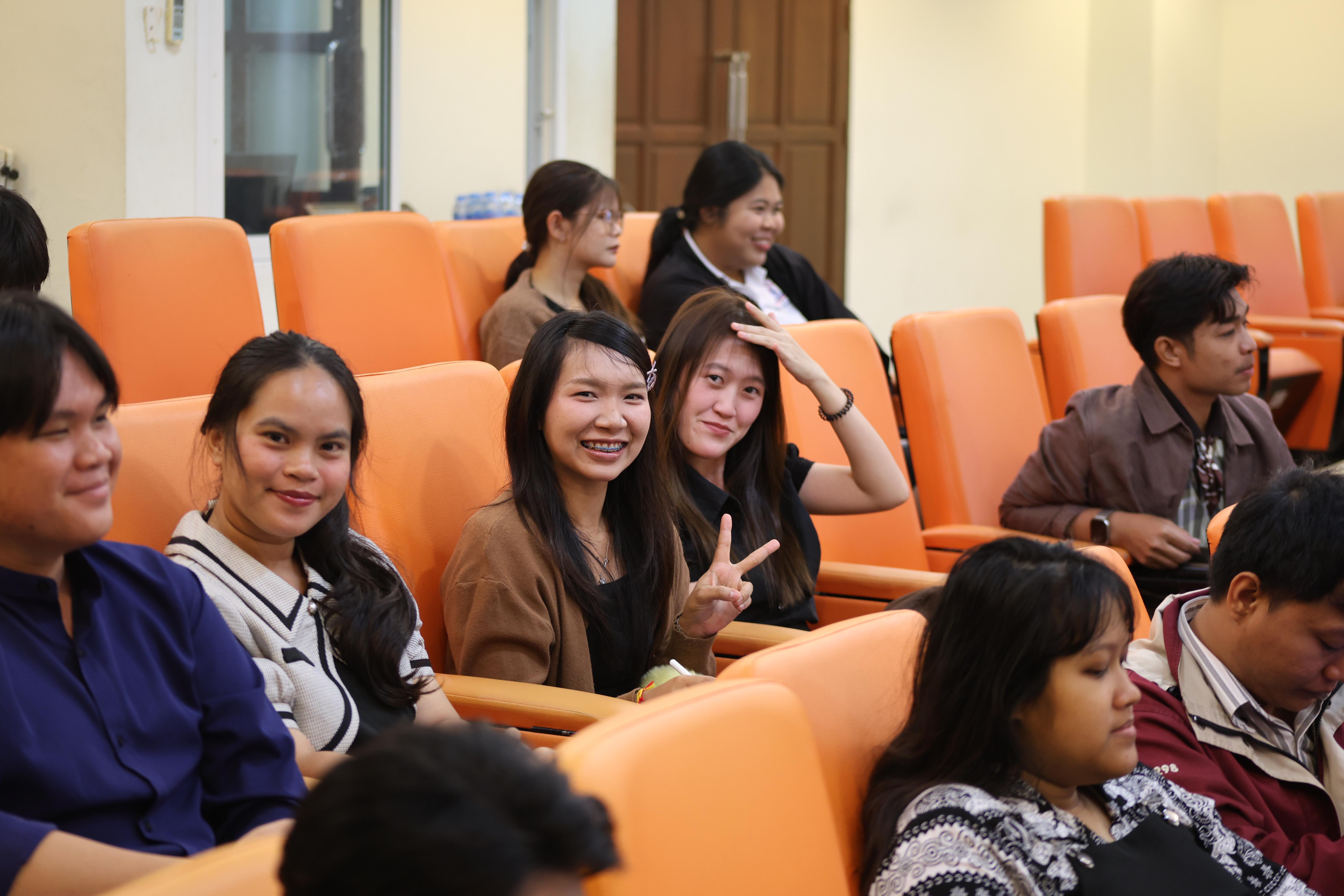 43. โครงการสัมมนาเป็นหมู่คณะพัฒนาทักษะการสอนและความเป็นครู และพัฒนาส่งเสริมด้านภาษาไทยและภาษาอังกฤษ