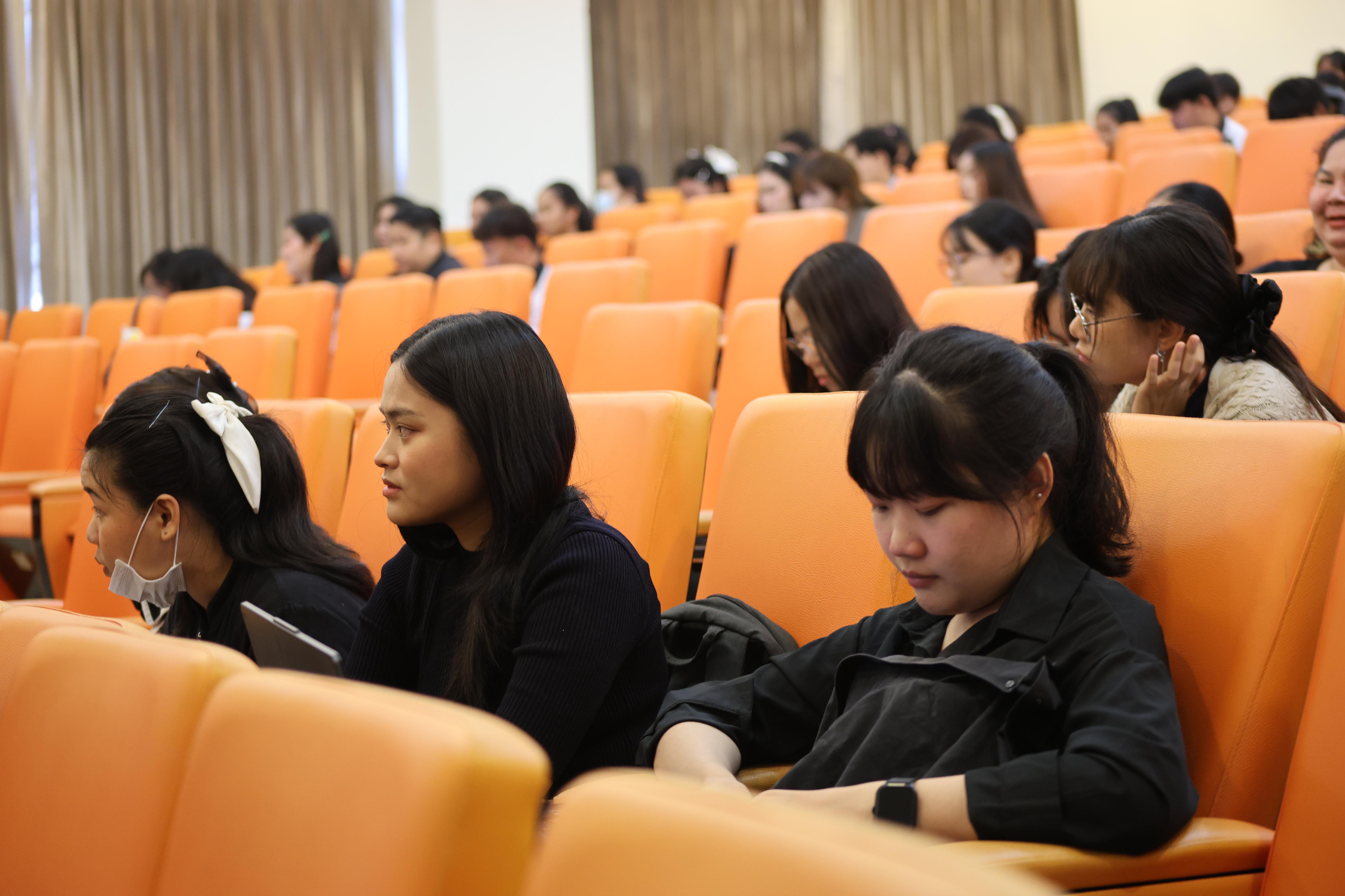 52. โครงการสัมมนาเป็นหมู่คณะพัฒนาทักษะการสอนและความเป็นครู และพัฒนาส่งเสริมด้านภาษาไทยและภาษาอังกฤษ