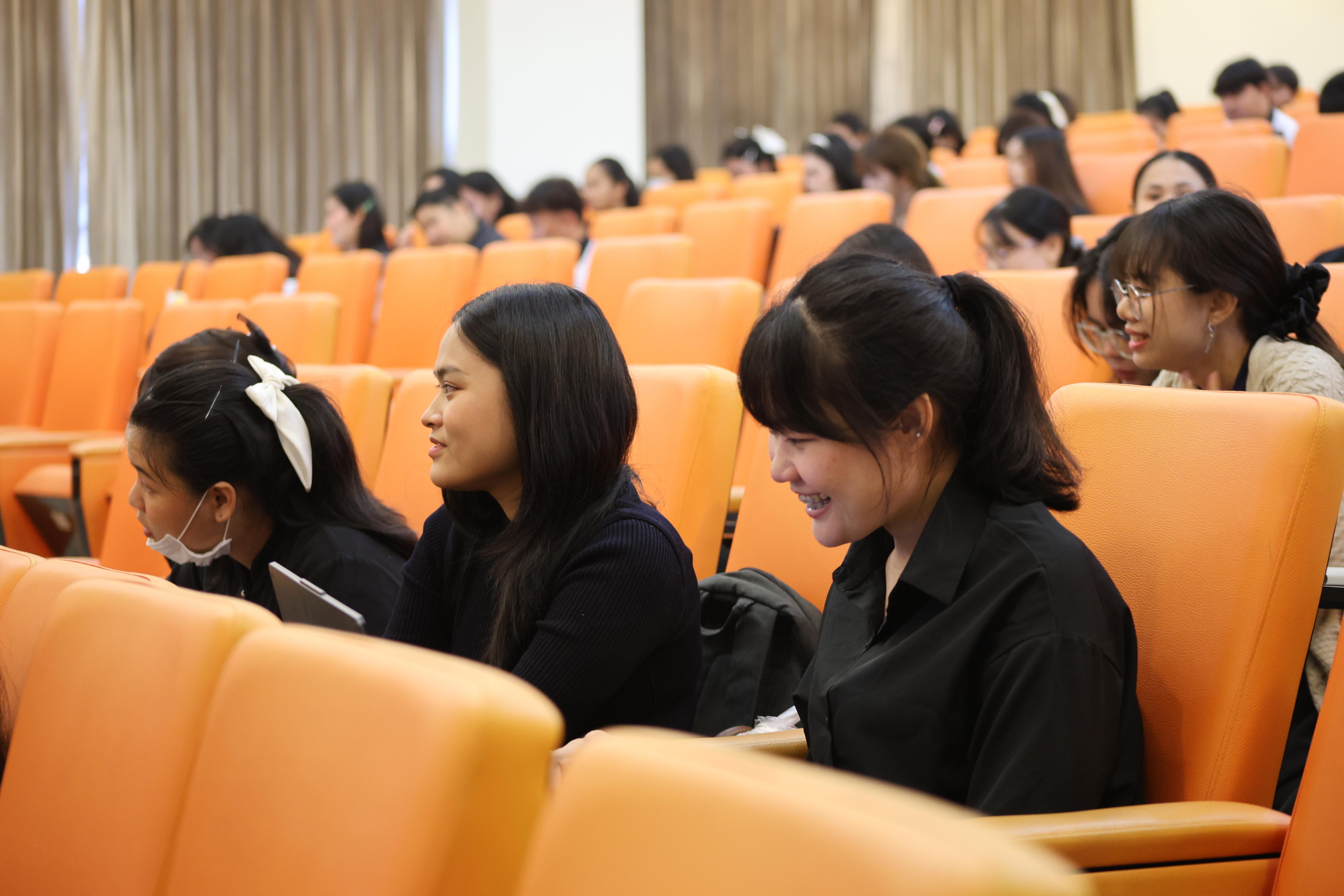 53. โครงการสัมมนาเป็นหมู่คณะพัฒนาทักษะการสอนและความเป็นครู และพัฒนาส่งเสริมด้านภาษาไทยและภาษาอังกฤษ