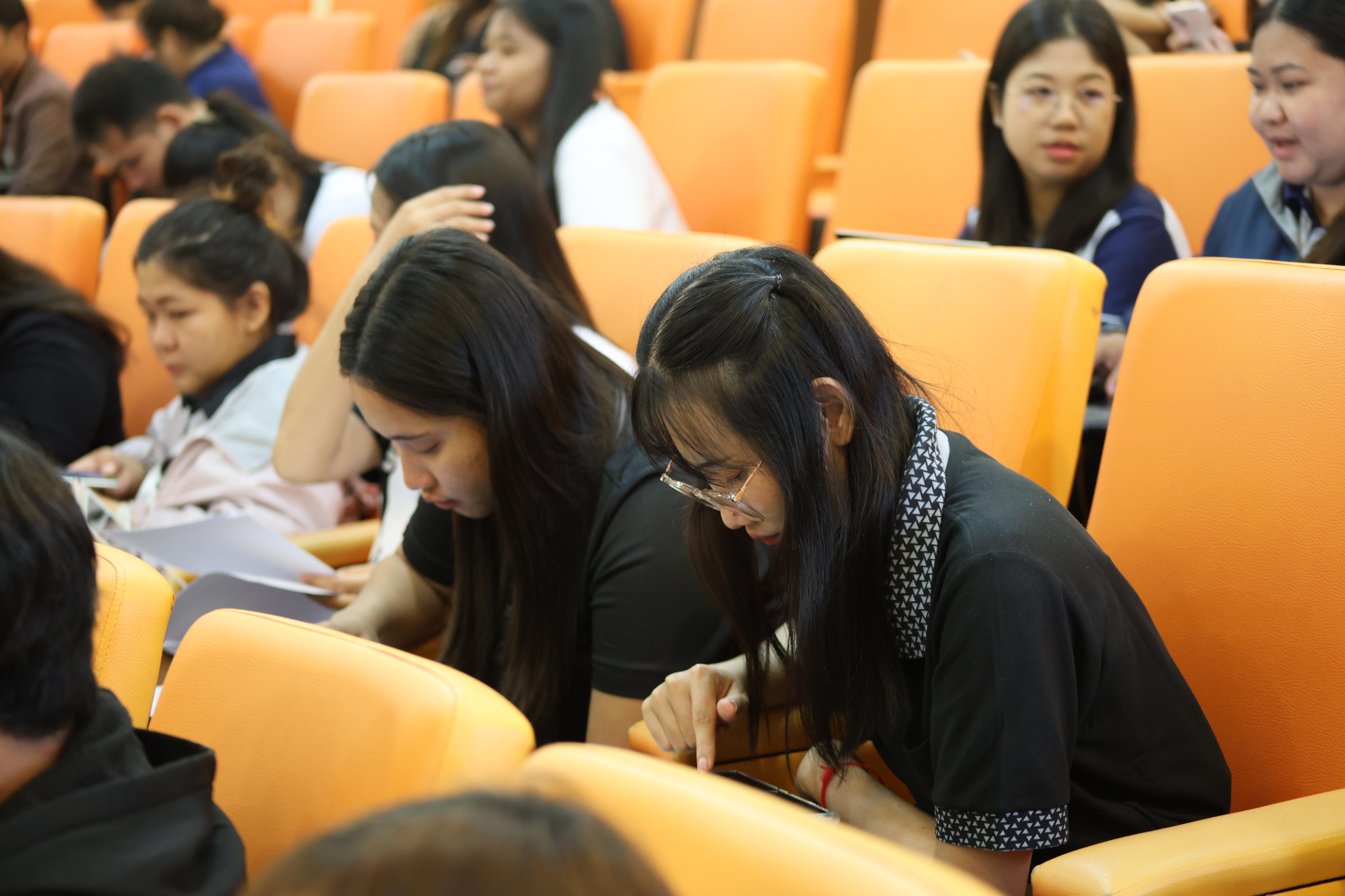 70. โครงการสัมมนาเป็นหมู่คณะพัฒนาทักษะการสอนและความเป็นครู และพัฒนาส่งเสริมด้านภาษาไทยและภาษาอังกฤษ
