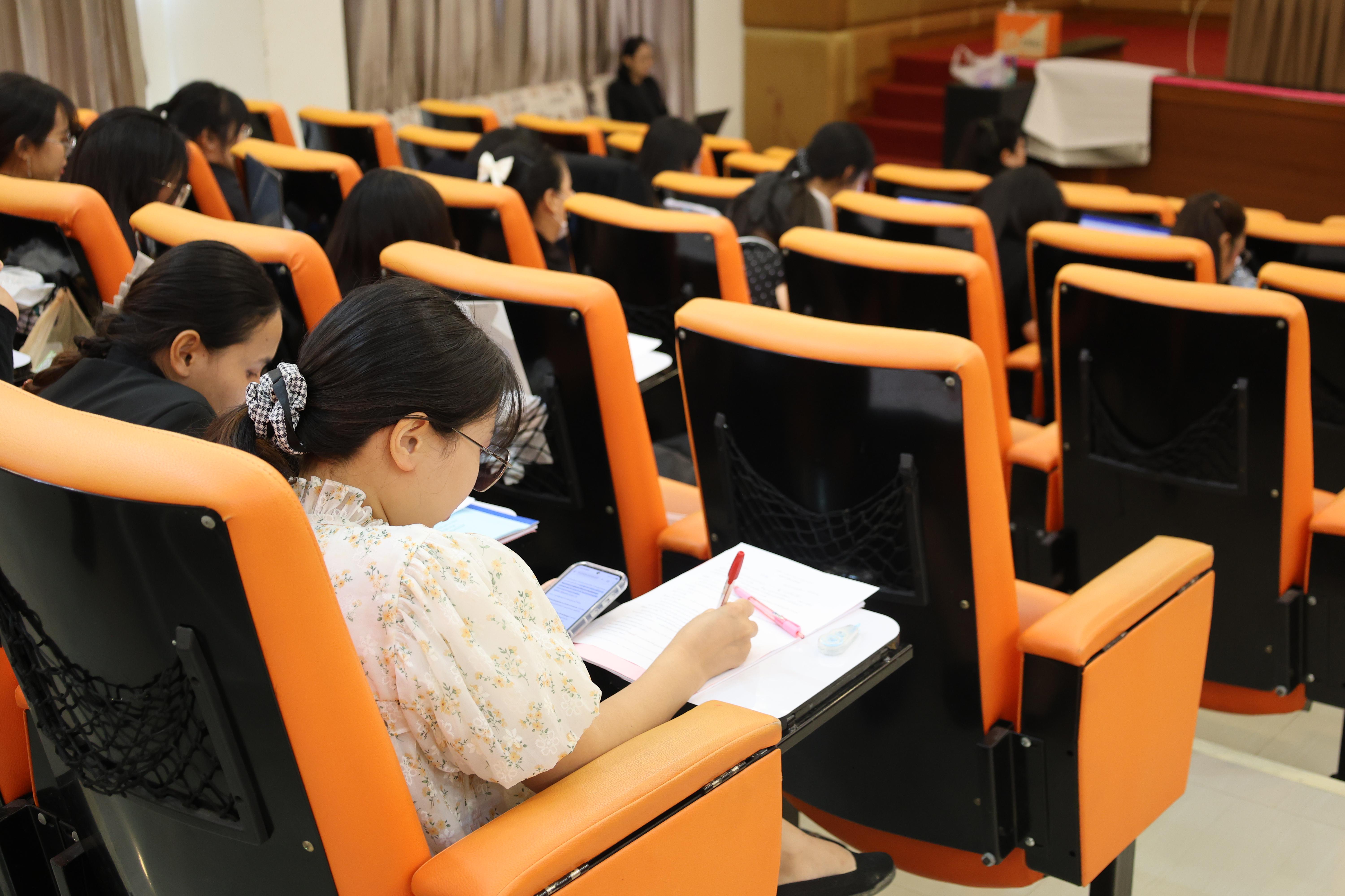 240. โครงการสัมมนาเป็นหมู่คณะพัฒนาทักษะการสอนและความเป็นครู และพัฒนาส่งเสริมด้านภาษาไทยและภาษาอังกฤษ