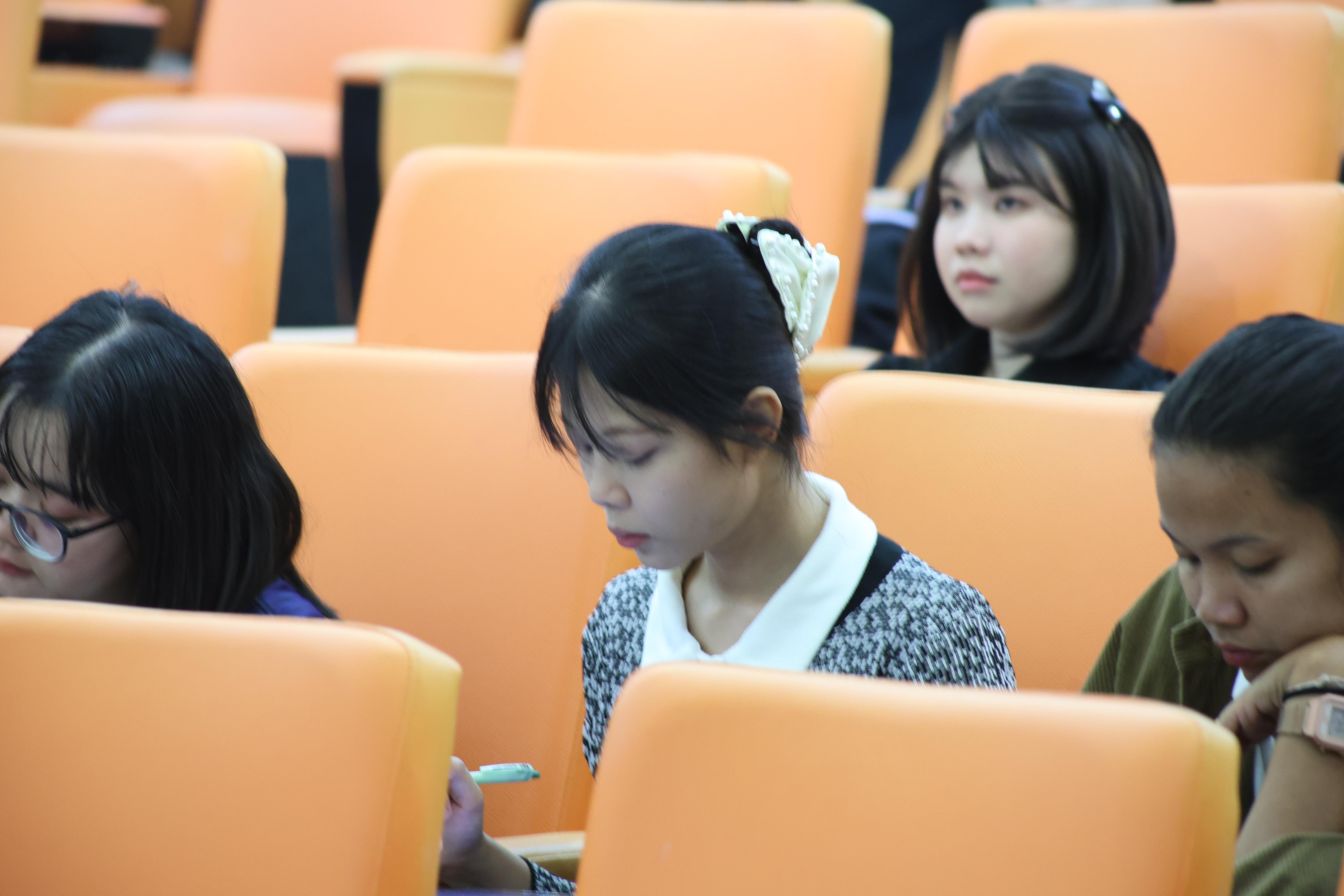 240. โครงการสัมมนาเป็นหมู่คณะพัฒนาทักษะการสอนและความเป็นครู และพัฒนาส่งเสริมด้านภาษาไทยและภาษาอังกฤษ
