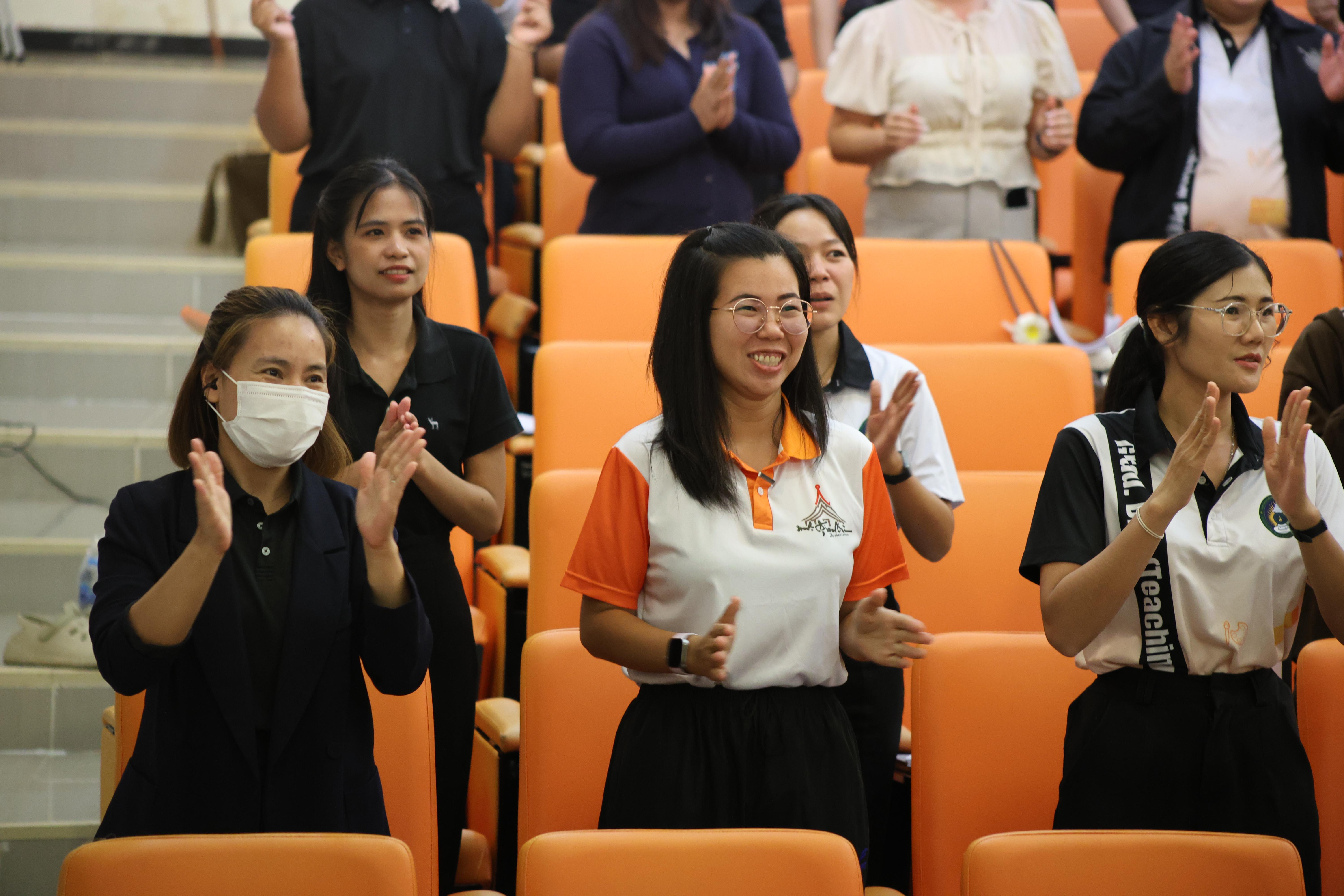 295. โครงการสัมมนาเป็นหมู่คณะพัฒนาทักษะการสอนและความเป็นครู และพัฒนาส่งเสริมด้านภาษาไทยและภาษาอังกฤษ