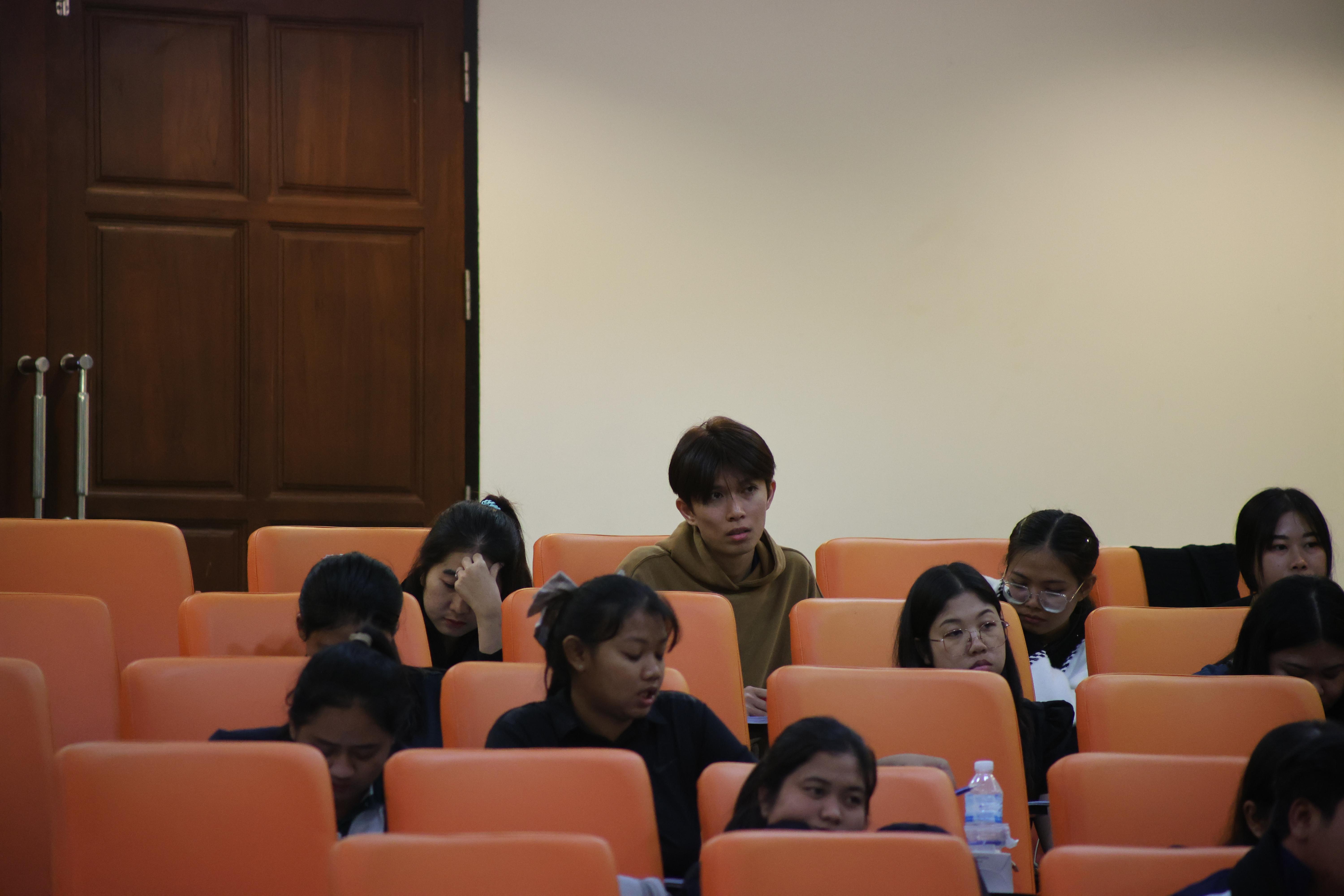 303. โครงการสัมมนาเป็นหมู่คณะพัฒนาทักษะการสอนและความเป็นครู และพัฒนาส่งเสริมด้านภาษาไทยและภาษาอังกฤษ