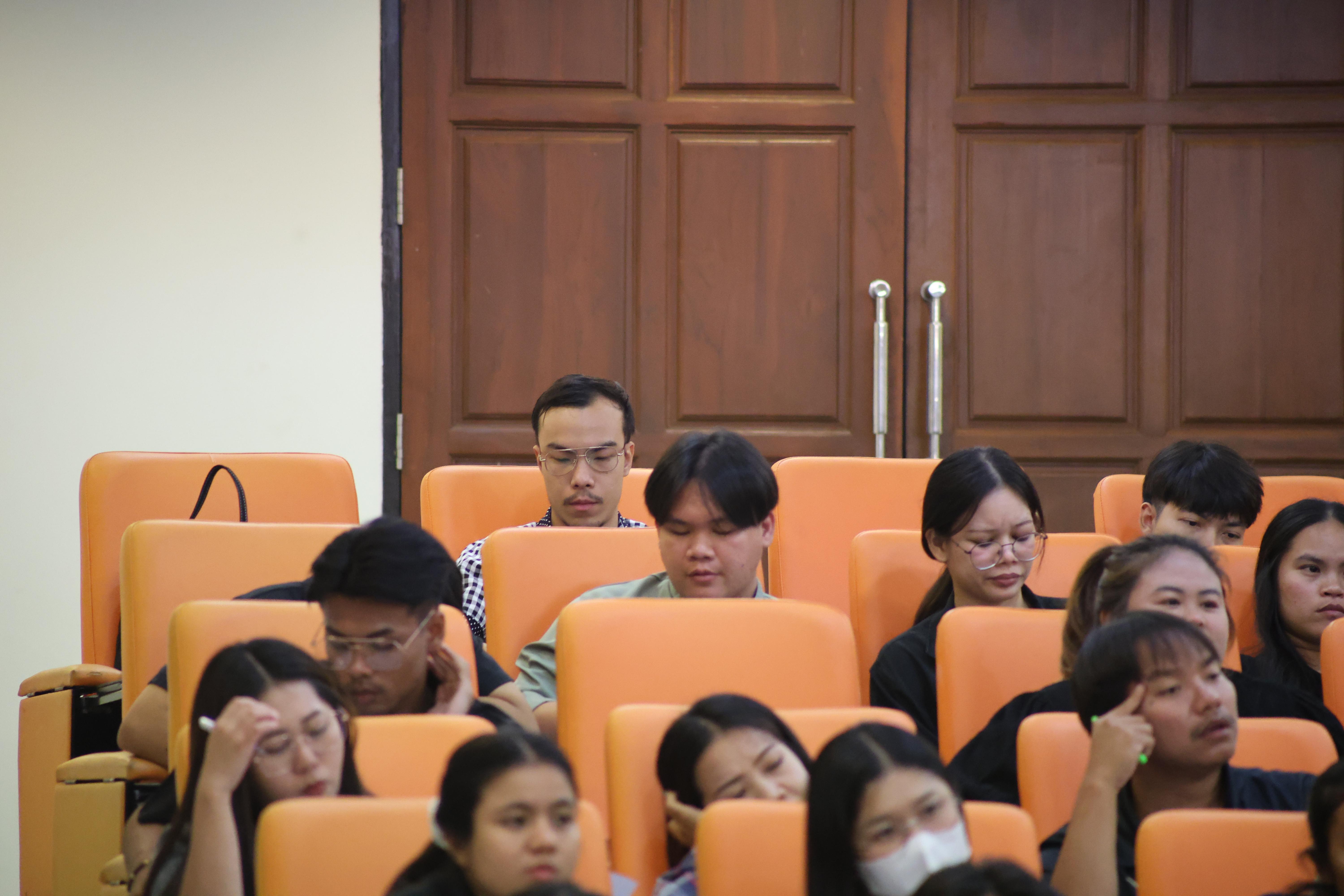 304. โครงการสัมมนาเป็นหมู่คณะพัฒนาทักษะการสอนและความเป็นครู และพัฒนาส่งเสริมด้านภาษาไทยและภาษาอังกฤษ