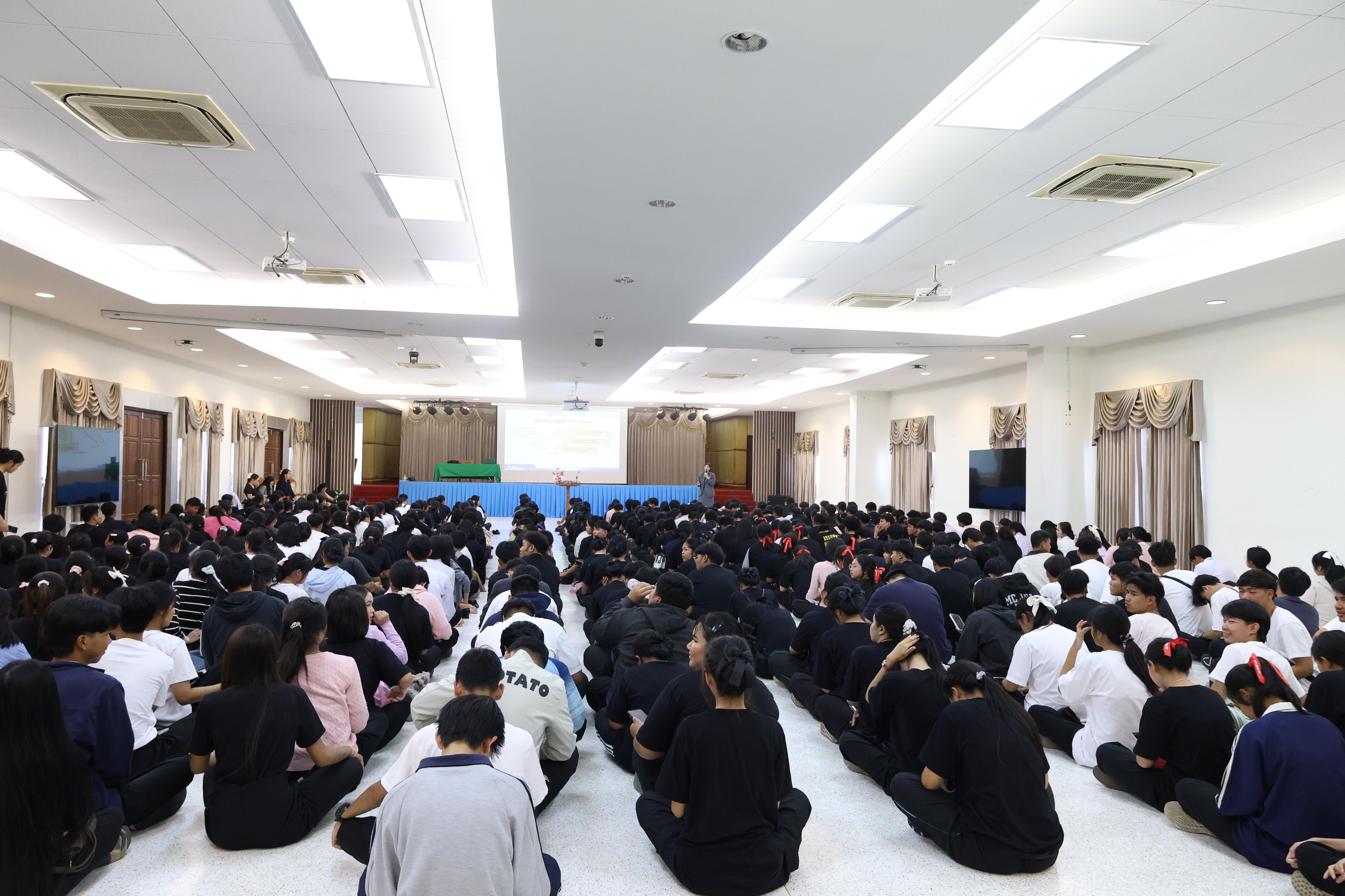 1. ฝ่ายฝึกประสบการณ์วิชาชีพครู พบนักศึกษาชั้นปีที่1