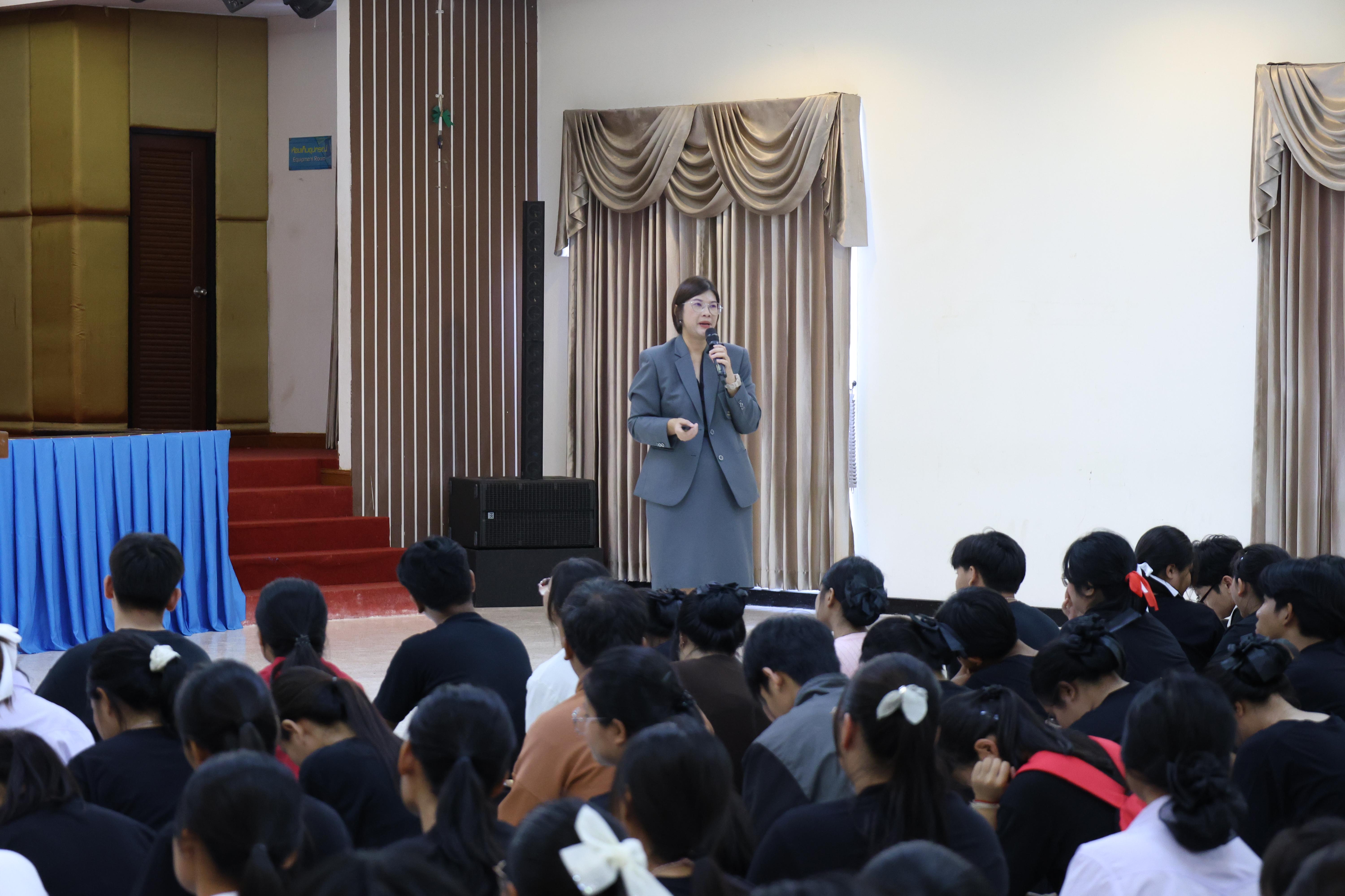 2. ฝ่ายฝึกประสบการณ์วิชาชีพครู พบนักศึกษาชั้นปีที่1
