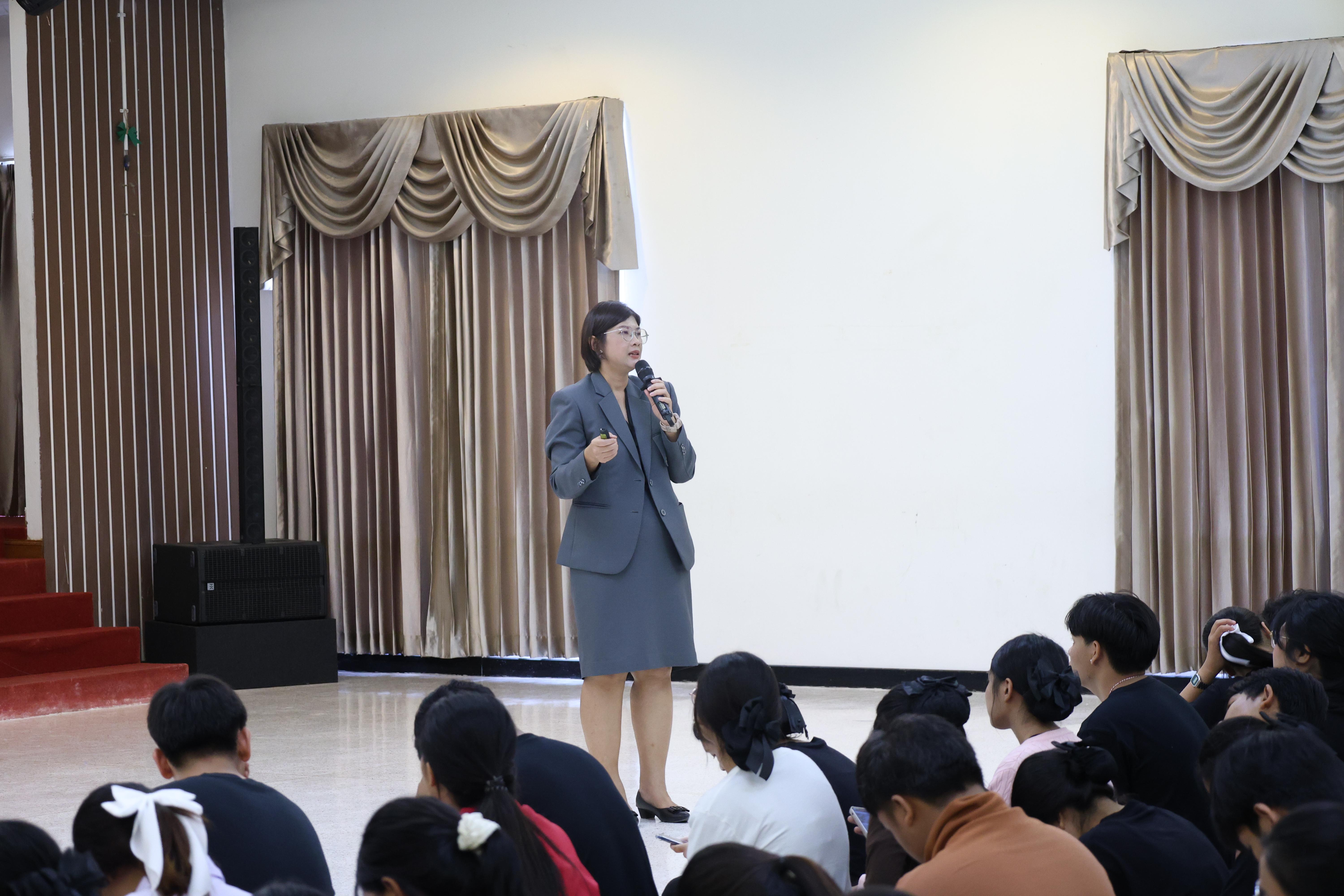 3. ฝ่ายฝึกประสบการณ์วิชาชีพครู พบนักศึกษาชั้นปีที่1