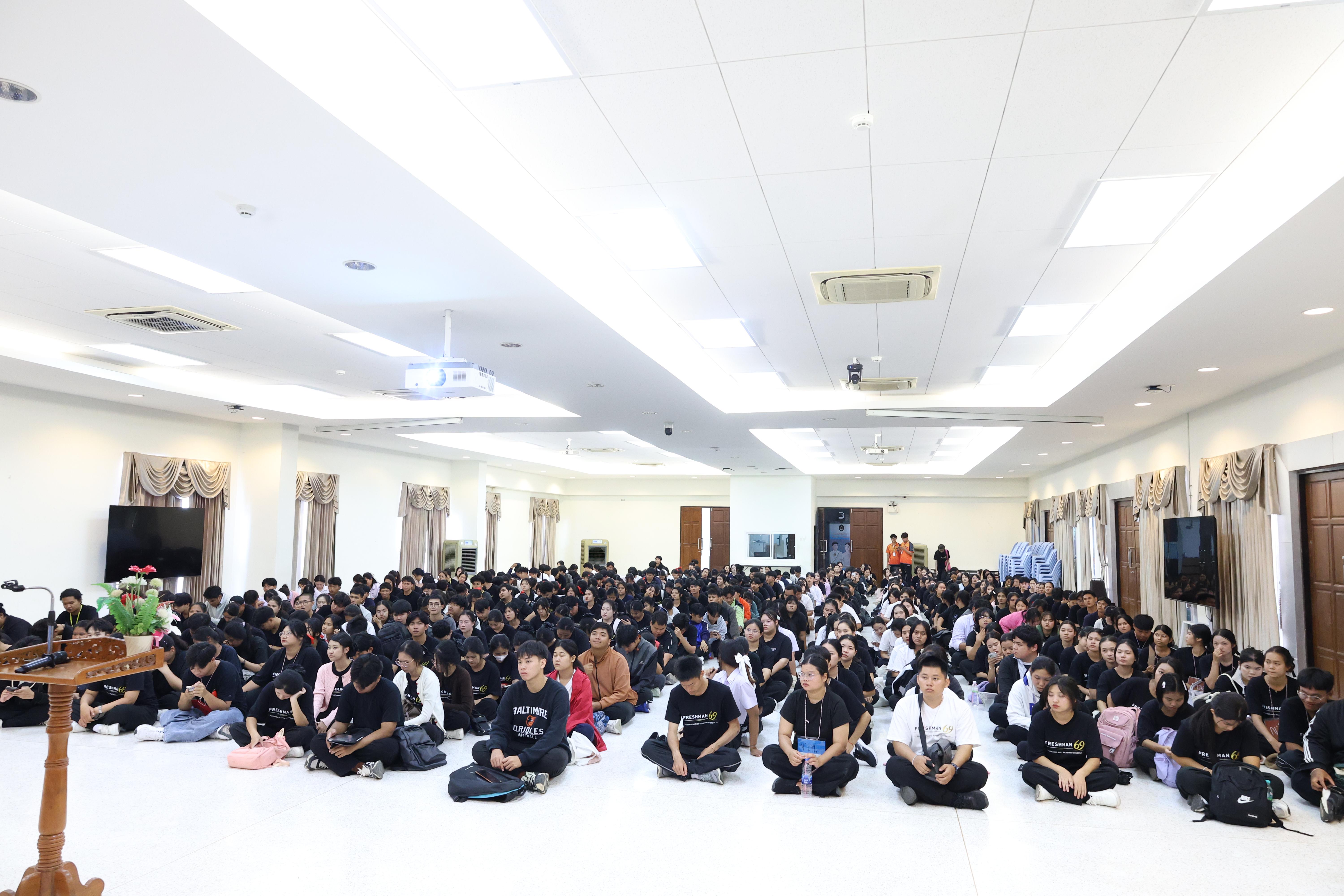 6. ฝ่ายฝึกประสบการณ์วิชาชีพครู พบนักศึกษาชั้นปีที่1