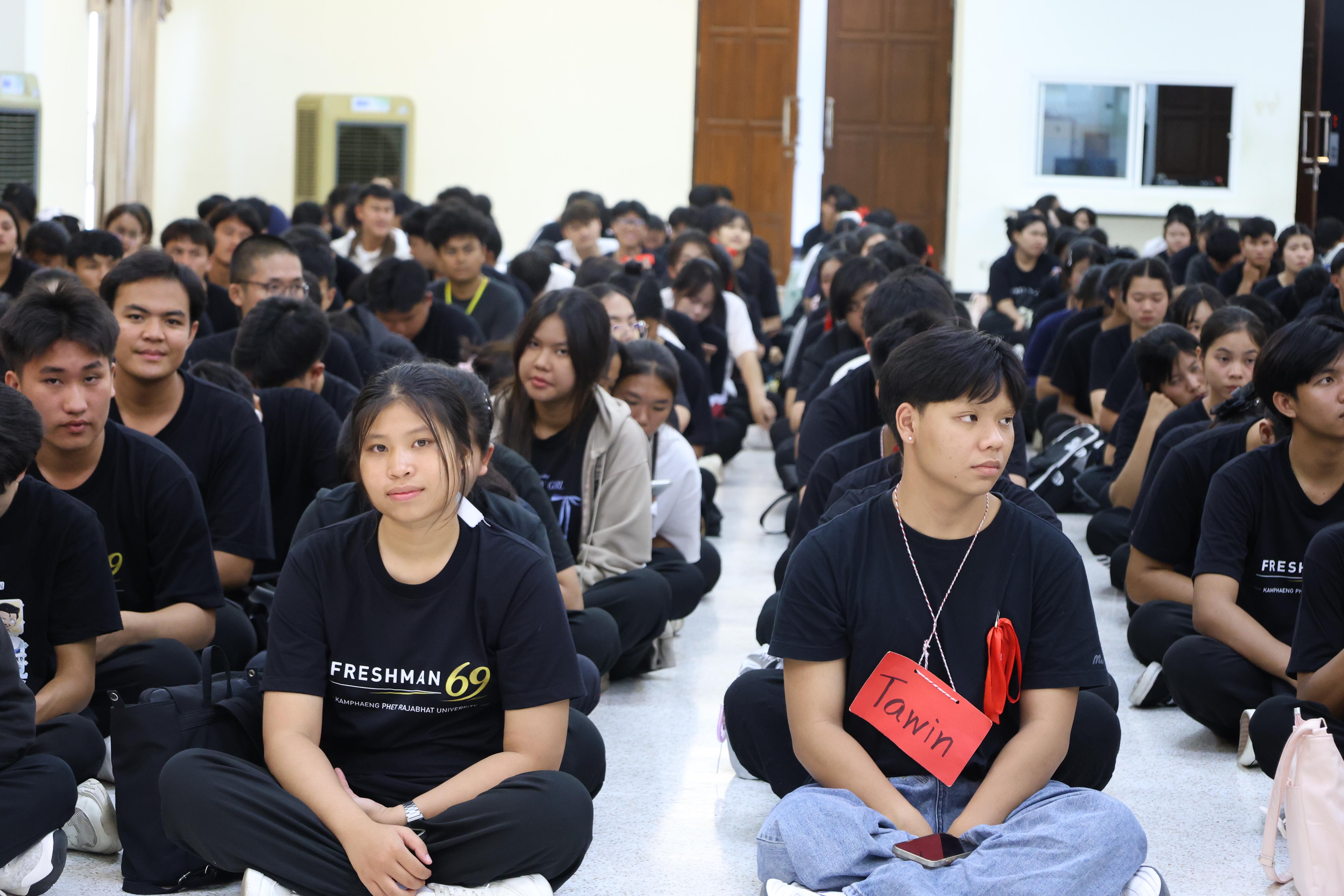13. ฝ่ายฝึกประสบการณ์วิชาชีพครู พบนักศึกษาชั้นปีที่1