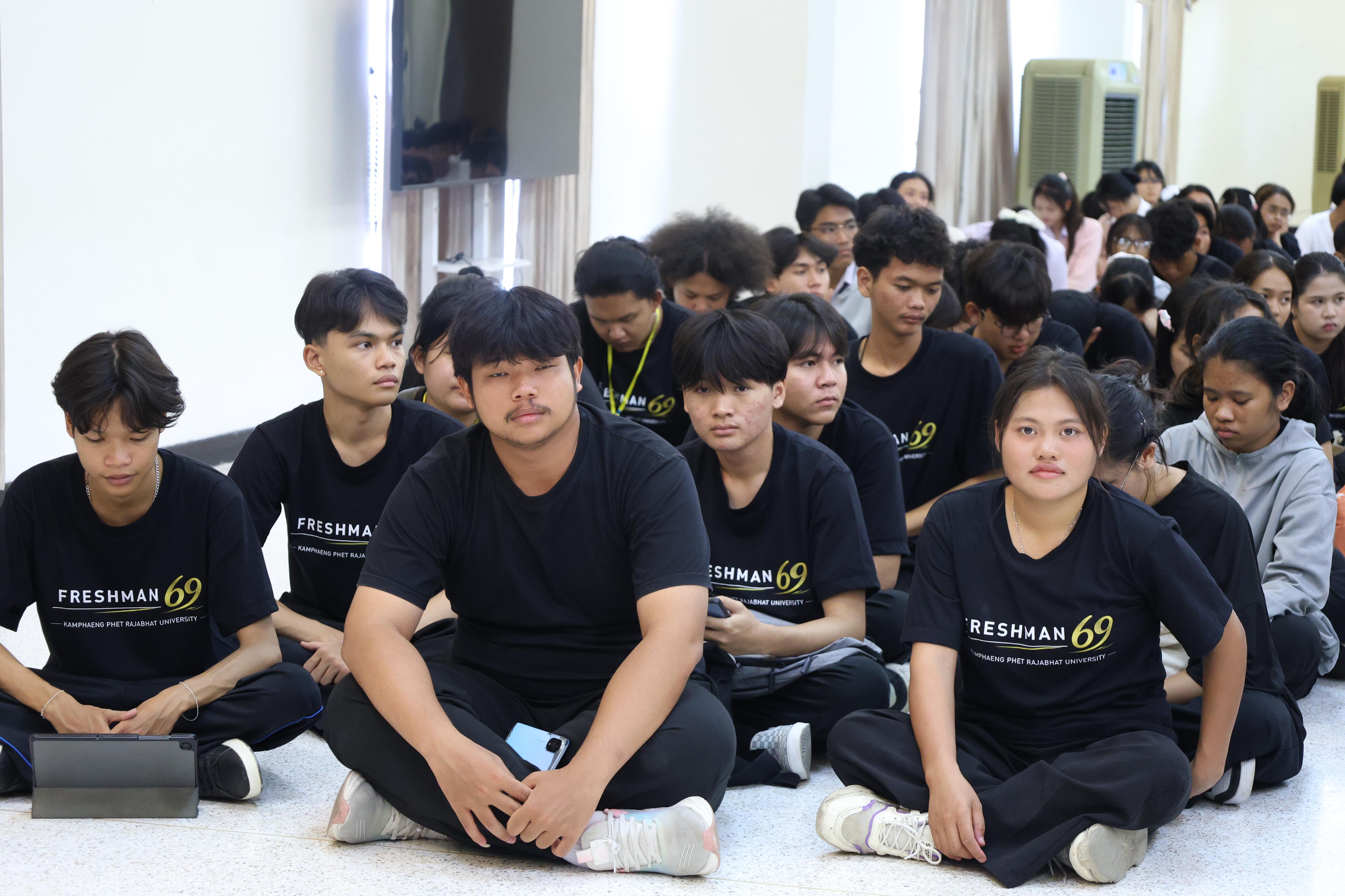14. ฝ่ายฝึกประสบการณ์วิชาชีพครู พบนักศึกษาชั้นปีที่1