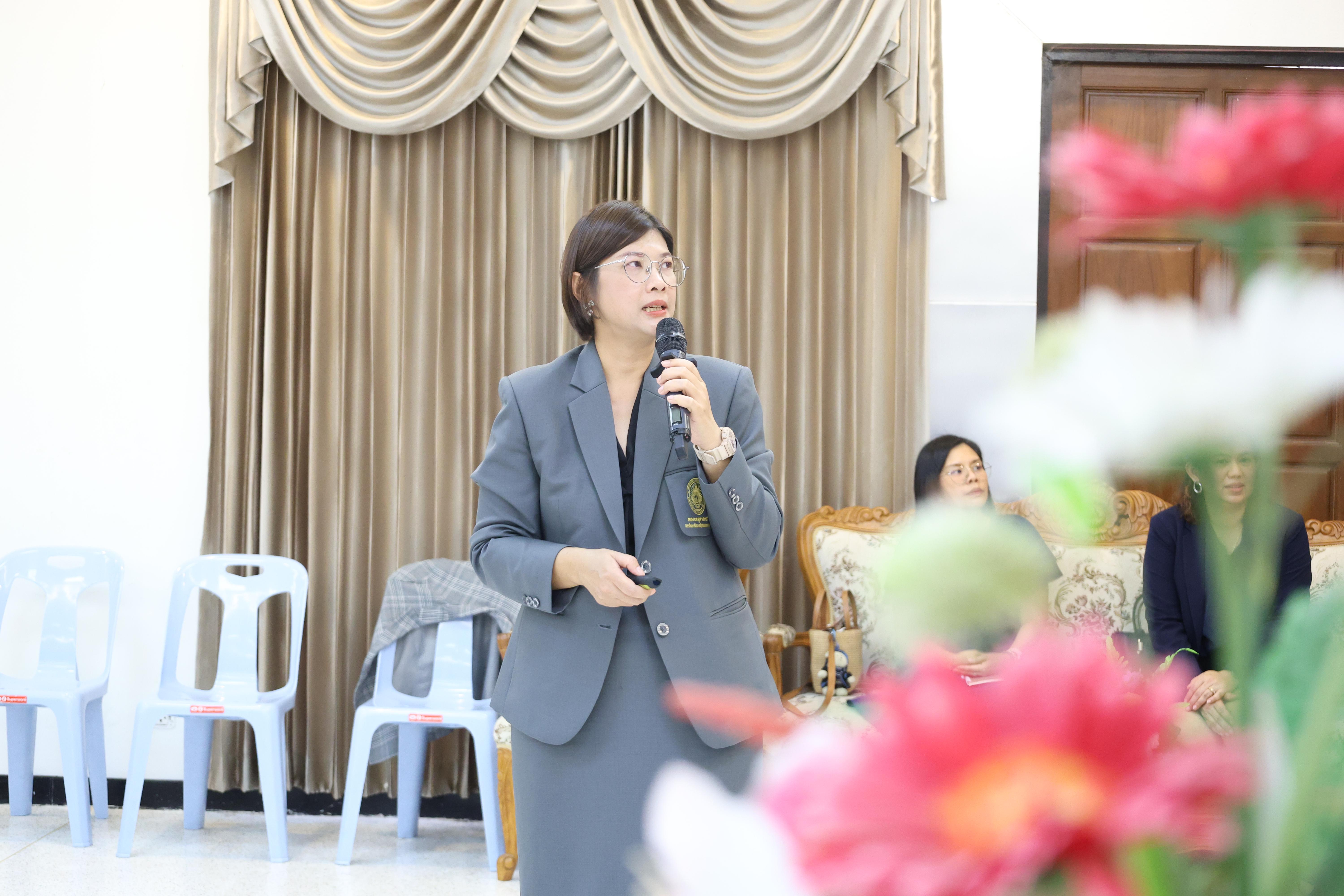 27. ฝ่ายฝึกประสบการณ์วิชาชีพครู พบนักศึกษาชั้นปีที่1