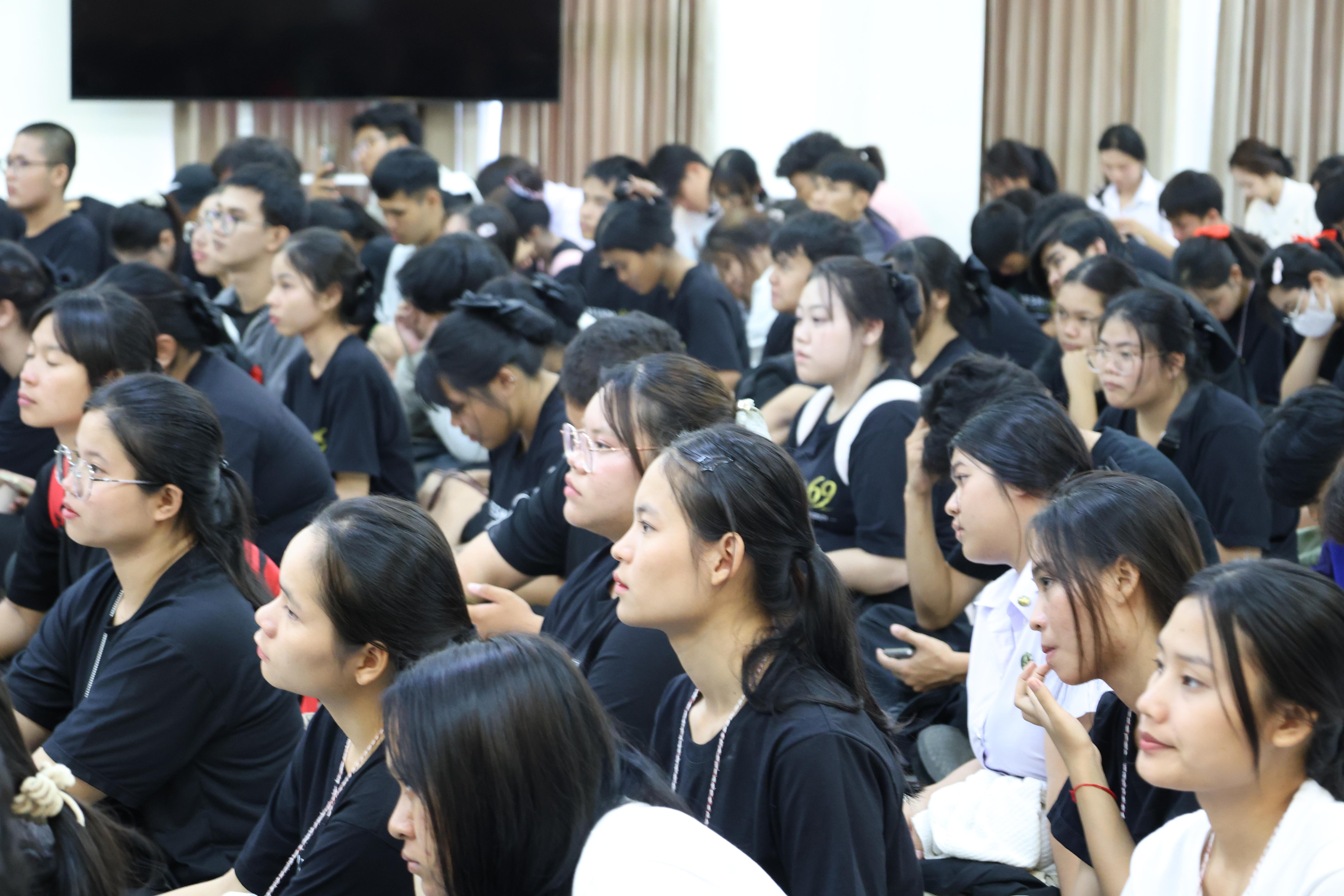 33. ฝ่ายฝึกประสบการณ์วิชาชีพครู พบนักศึกษาชั้นปีที่1