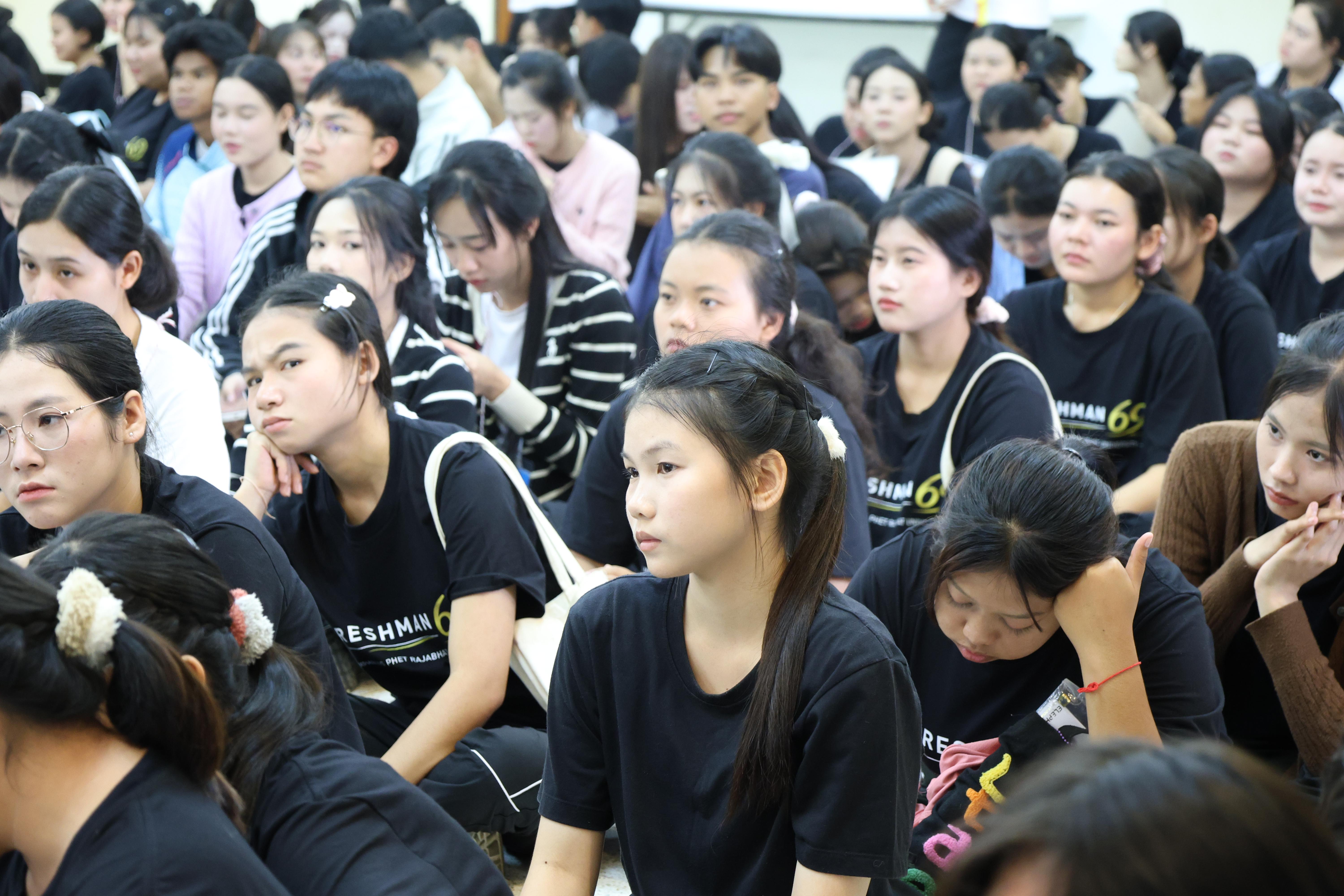 36. ฝ่ายฝึกประสบการณ์วิชาชีพครู พบนักศึกษาชั้นปีที่1