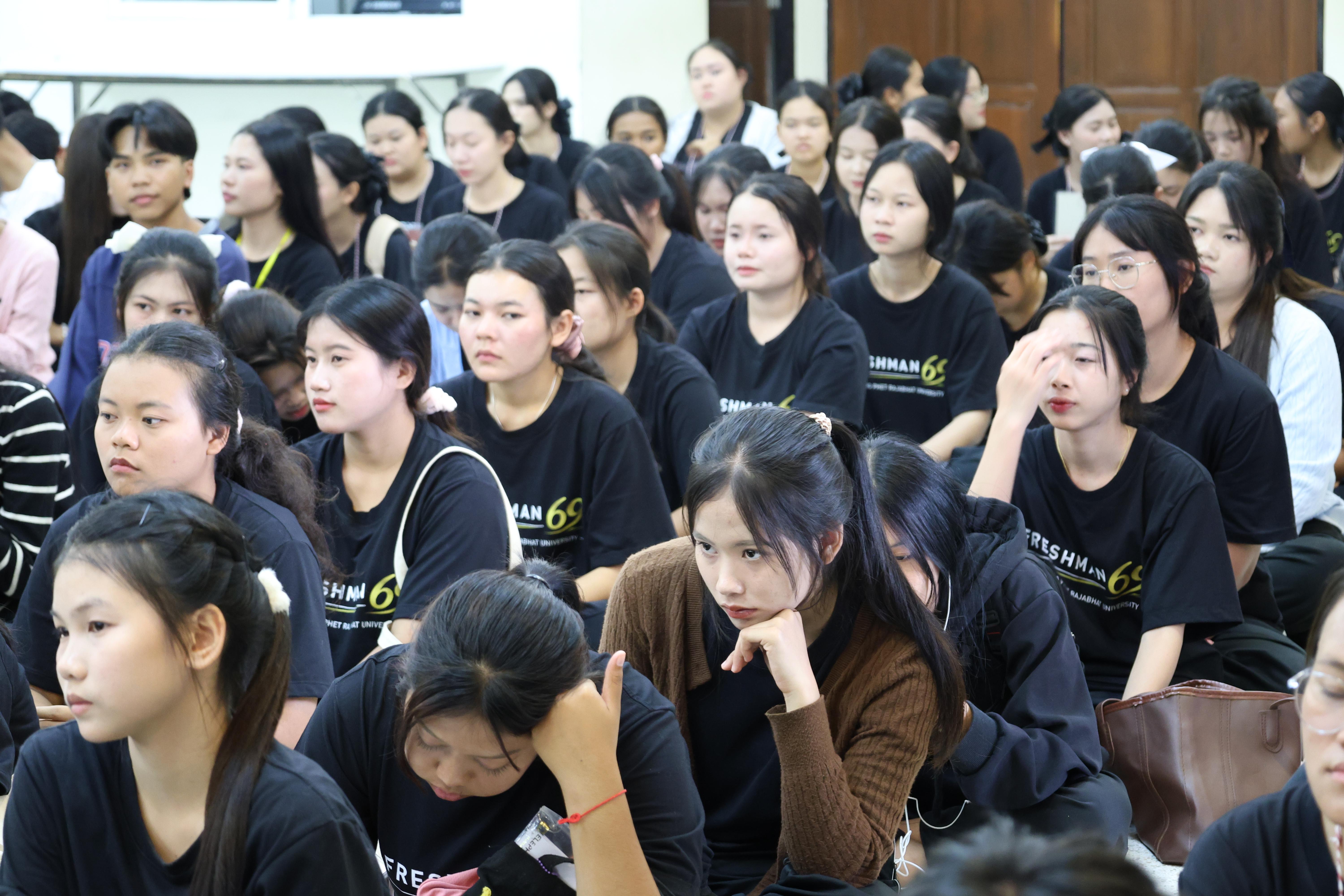 38. ฝ่ายฝึกประสบการณ์วิชาชีพครู พบนักศึกษาชั้นปีที่1
