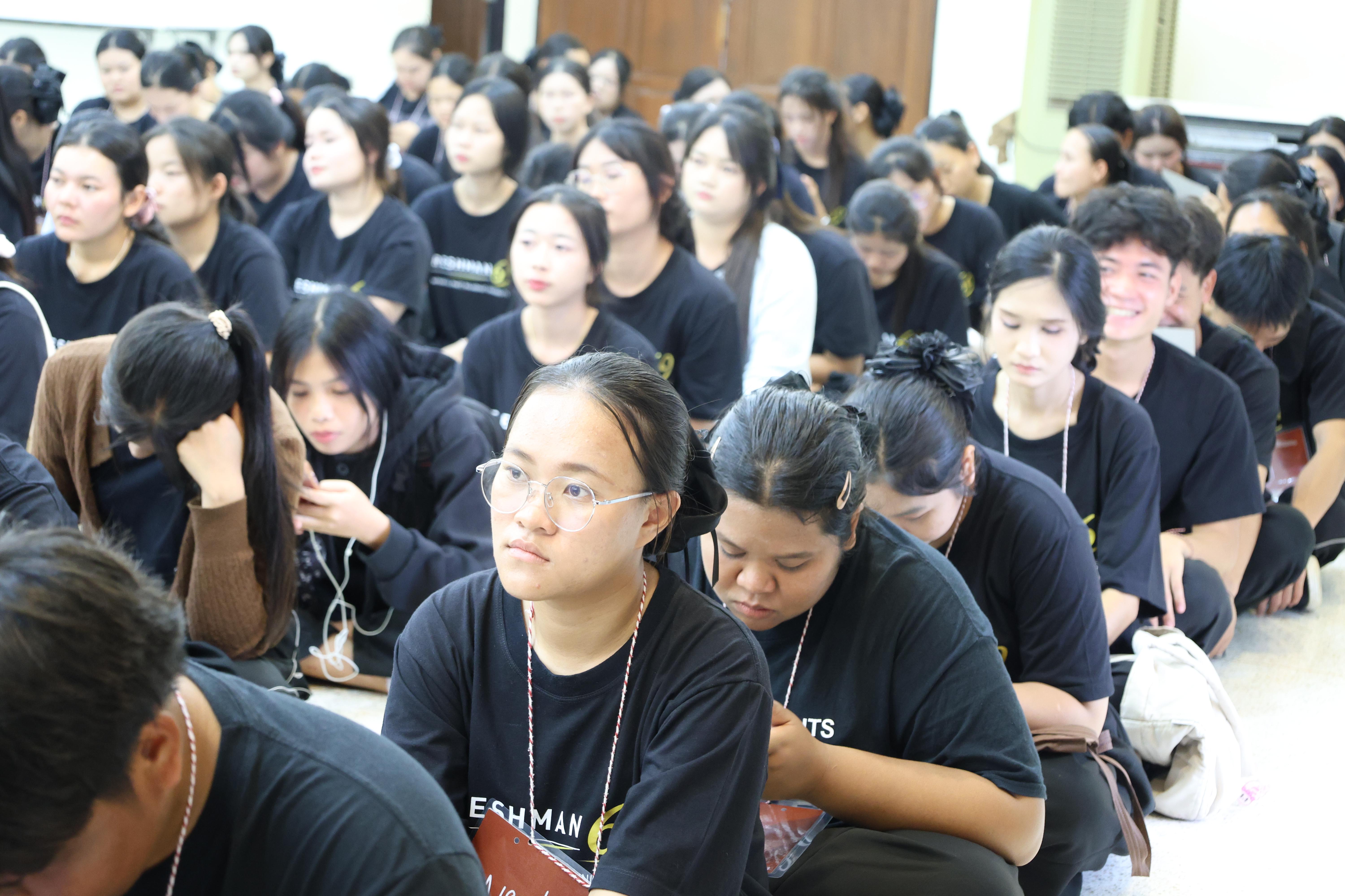 39. ฝ่ายฝึกประสบการณ์วิชาชีพครู พบนักศึกษาชั้นปีที่1