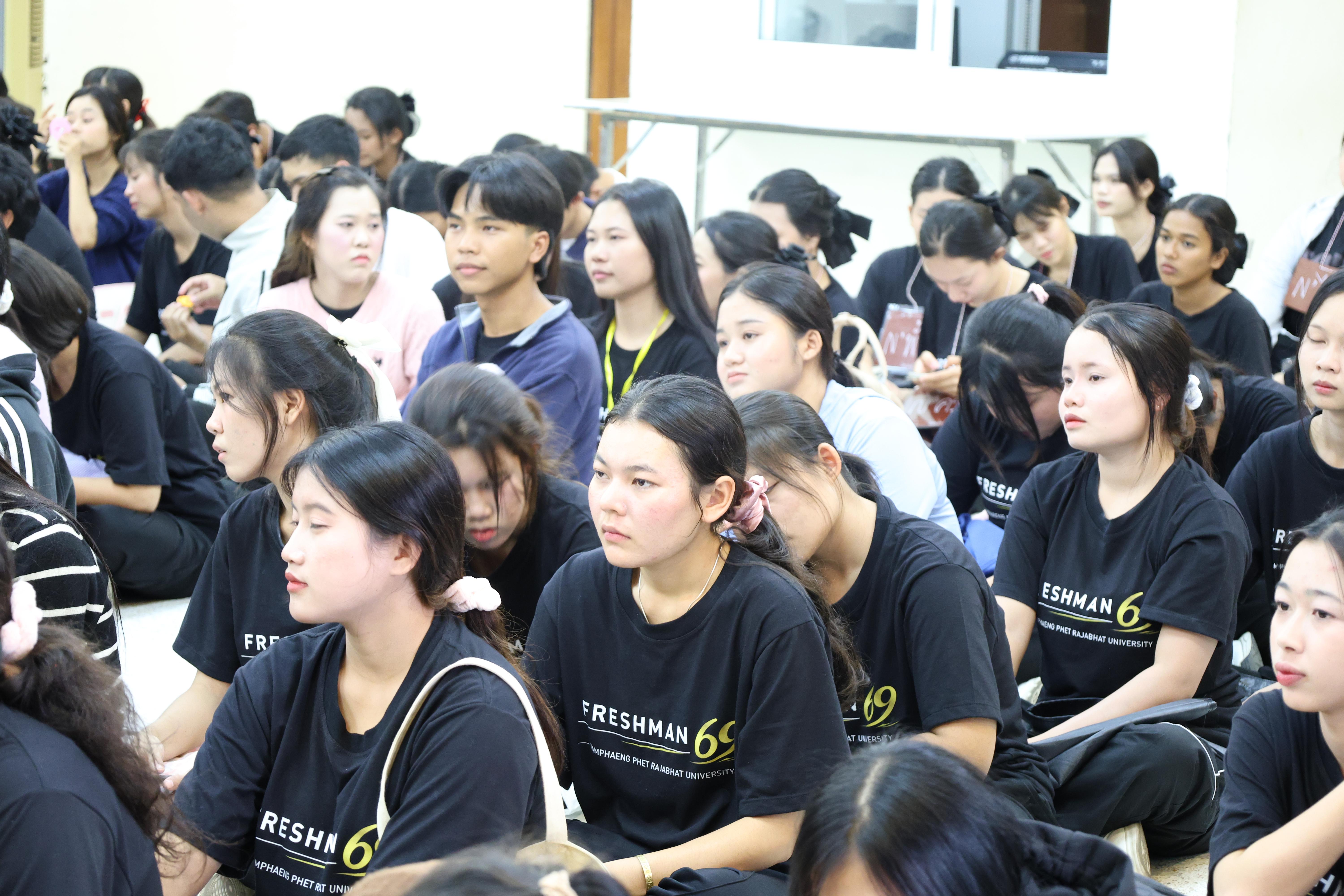 40. ฝ่ายฝึกประสบการณ์วิชาชีพครู พบนักศึกษาชั้นปีที่1