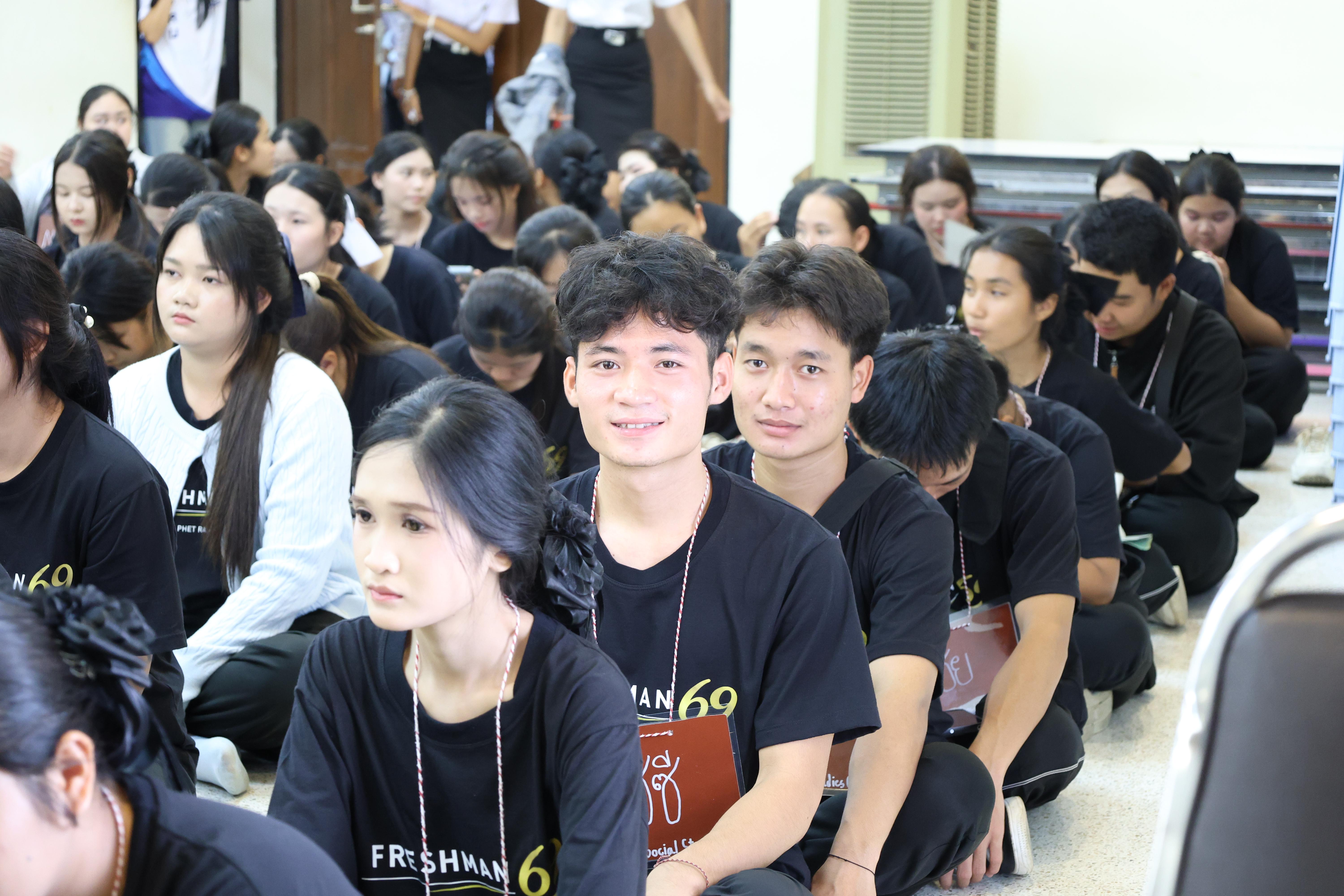 41. ฝ่ายฝึกประสบการณ์วิชาชีพครู พบนักศึกษาชั้นปีที่1