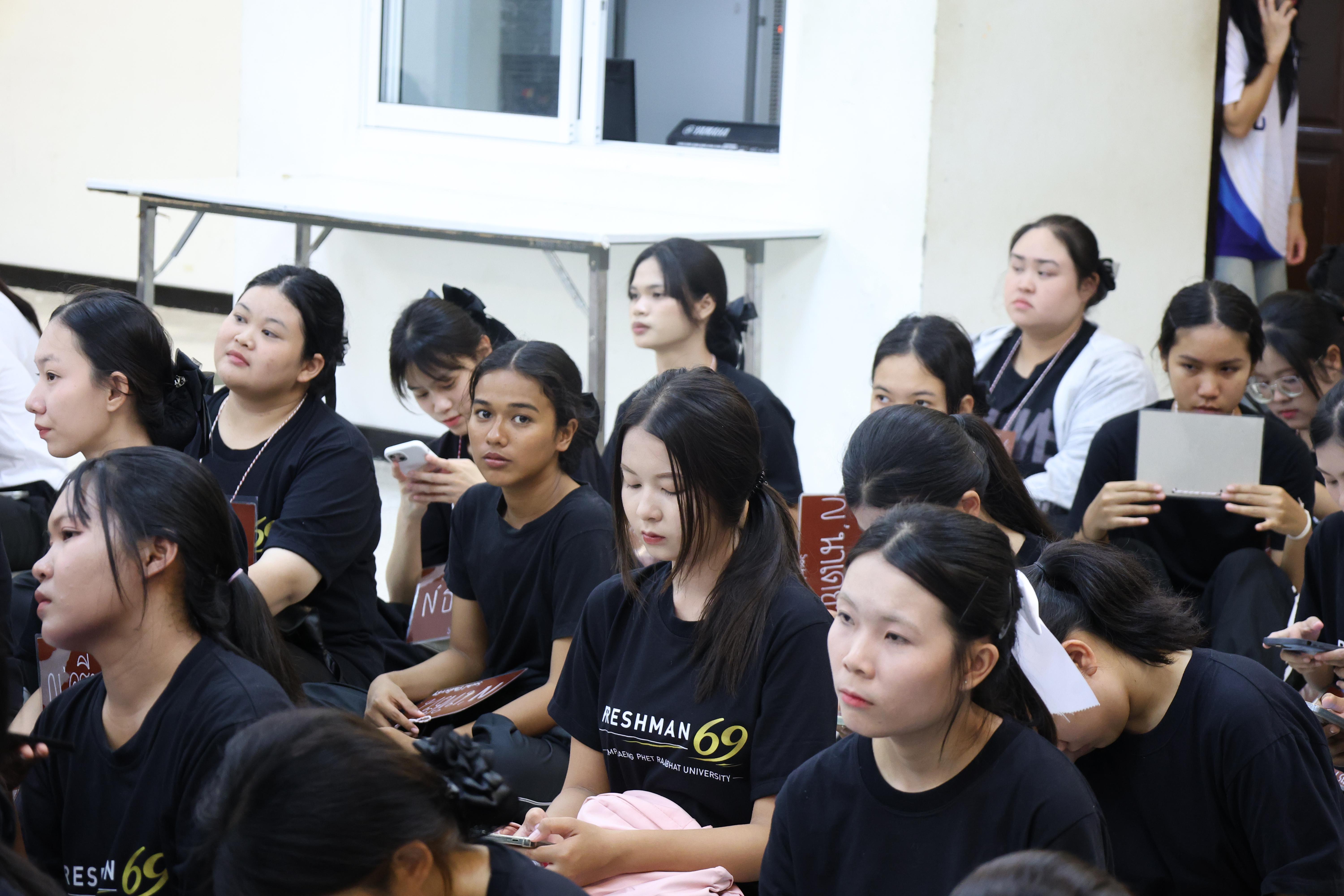 43. ฝ่ายฝึกประสบการณ์วิชาชีพครู พบนักศึกษาชั้นปีที่1