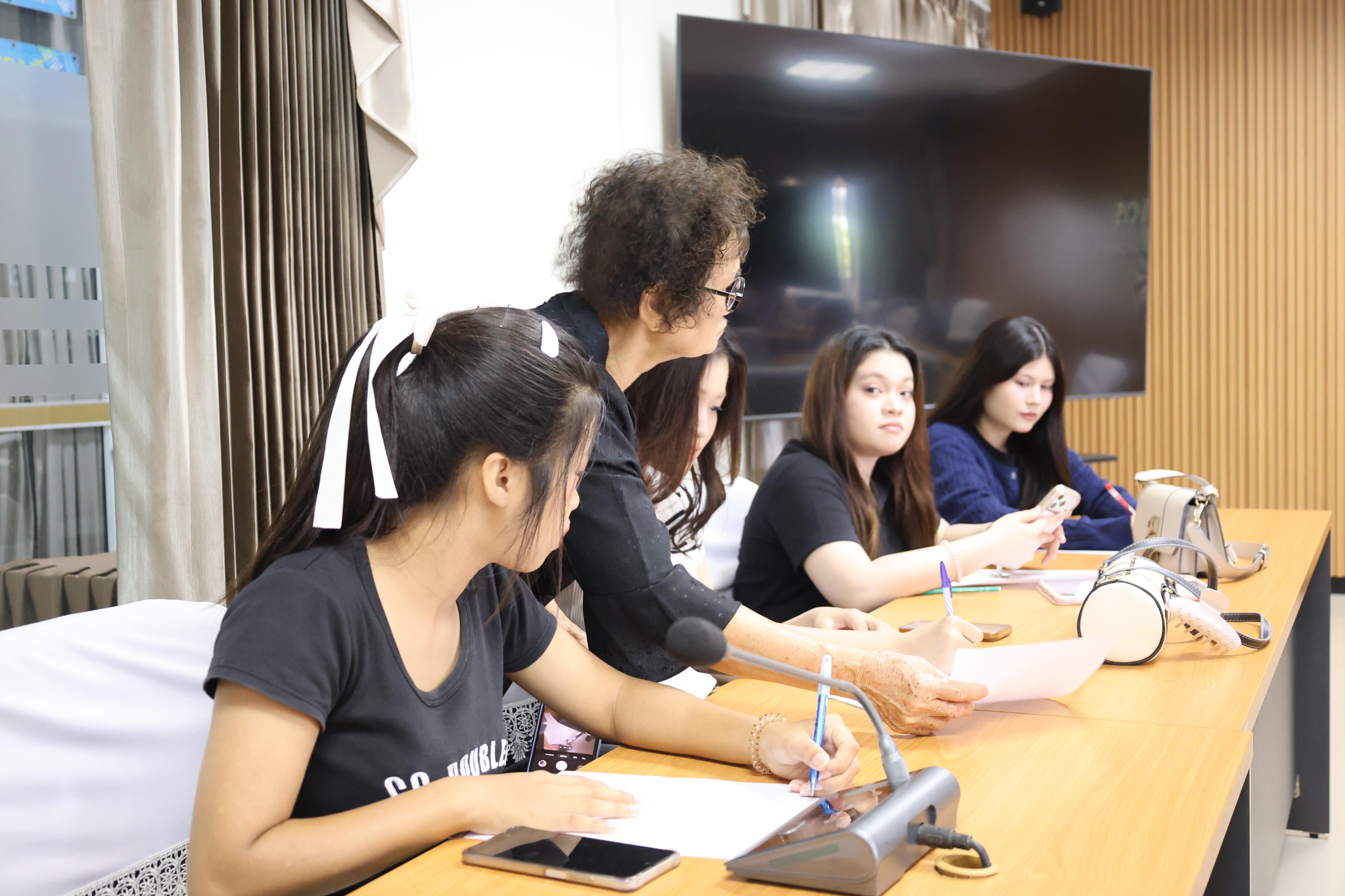 44. กิจกรรมพัฒนาภาษาอังกฤษสำหรับนักศึกษาครูโดย Gotoco