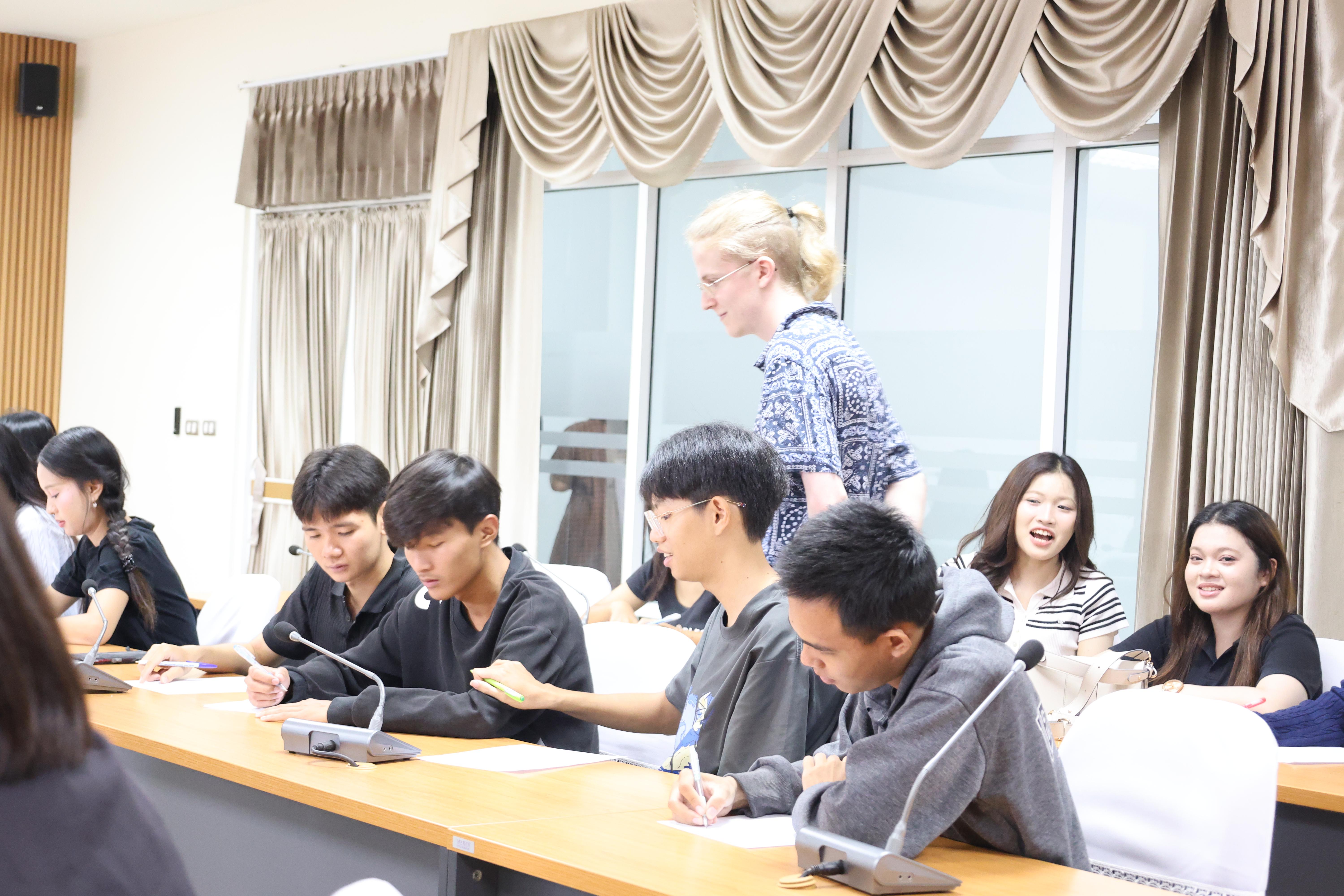 56. กิจกรรมพัฒนาภาษาอังกฤษสำหรับนักศึกษาครูโดย Gotoco