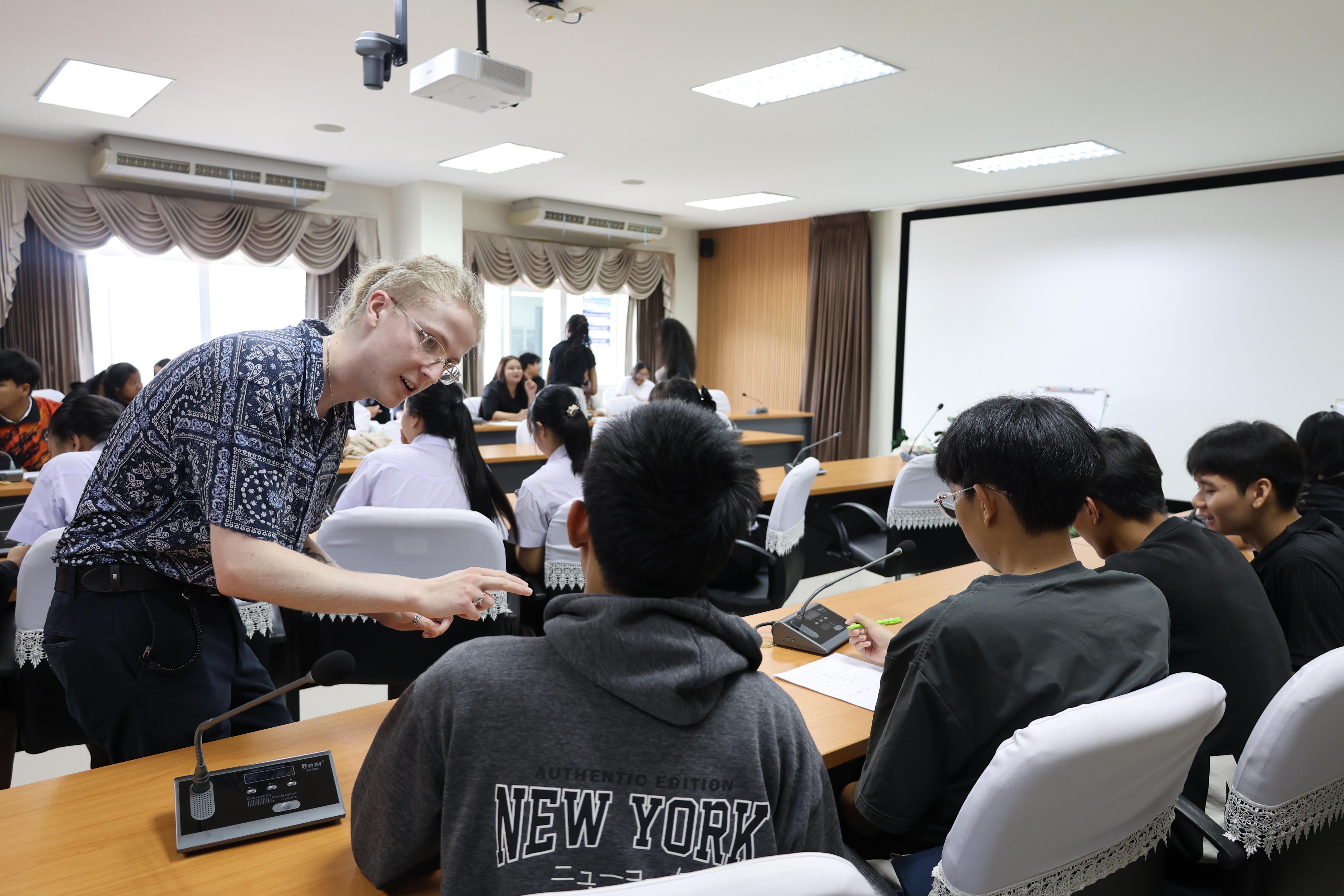 65. กิจกรรมพัฒนาภาษาอังกฤษสำหรับนักศึกษาครูโดย Gotoco