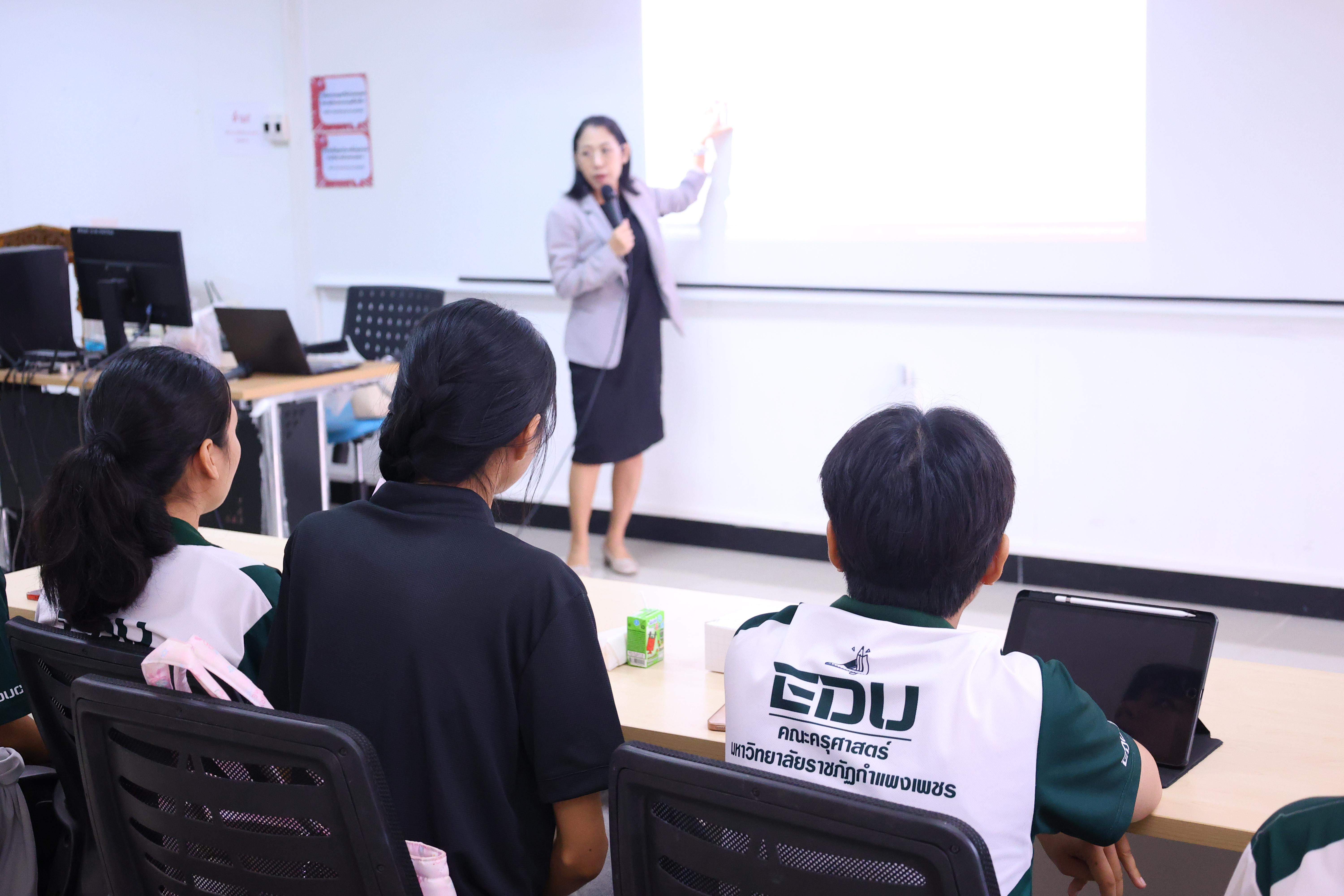 215. โครงการพัฒนาคุณลักษณะ 4 ประการ เพื่อยกระดับความฉลาดรู้