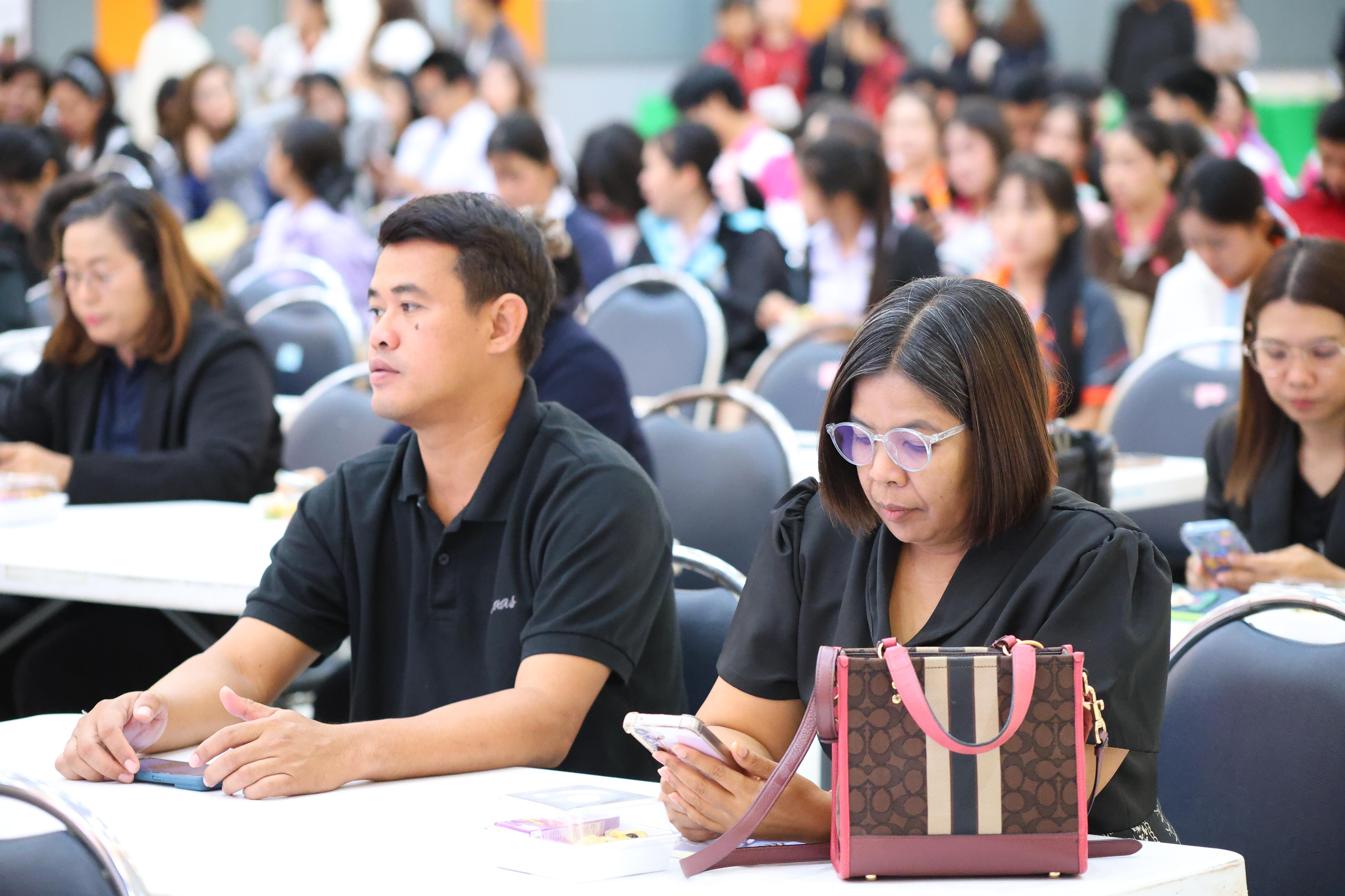 11. สัมมานาวิชาการโรงเรียนต้นแบบเชิงพื้นที่หลักสูตรเสริมสร้างคุณลักษณะ 4 ประการโดยใช้การจัดการเรียนการสอนสมรรถนะ PTRU MODEL เป็นฐานสำหรับครูเพื่อขับเคลื่อนนักเรียนให้มีความฉลาดรู้(PISA)