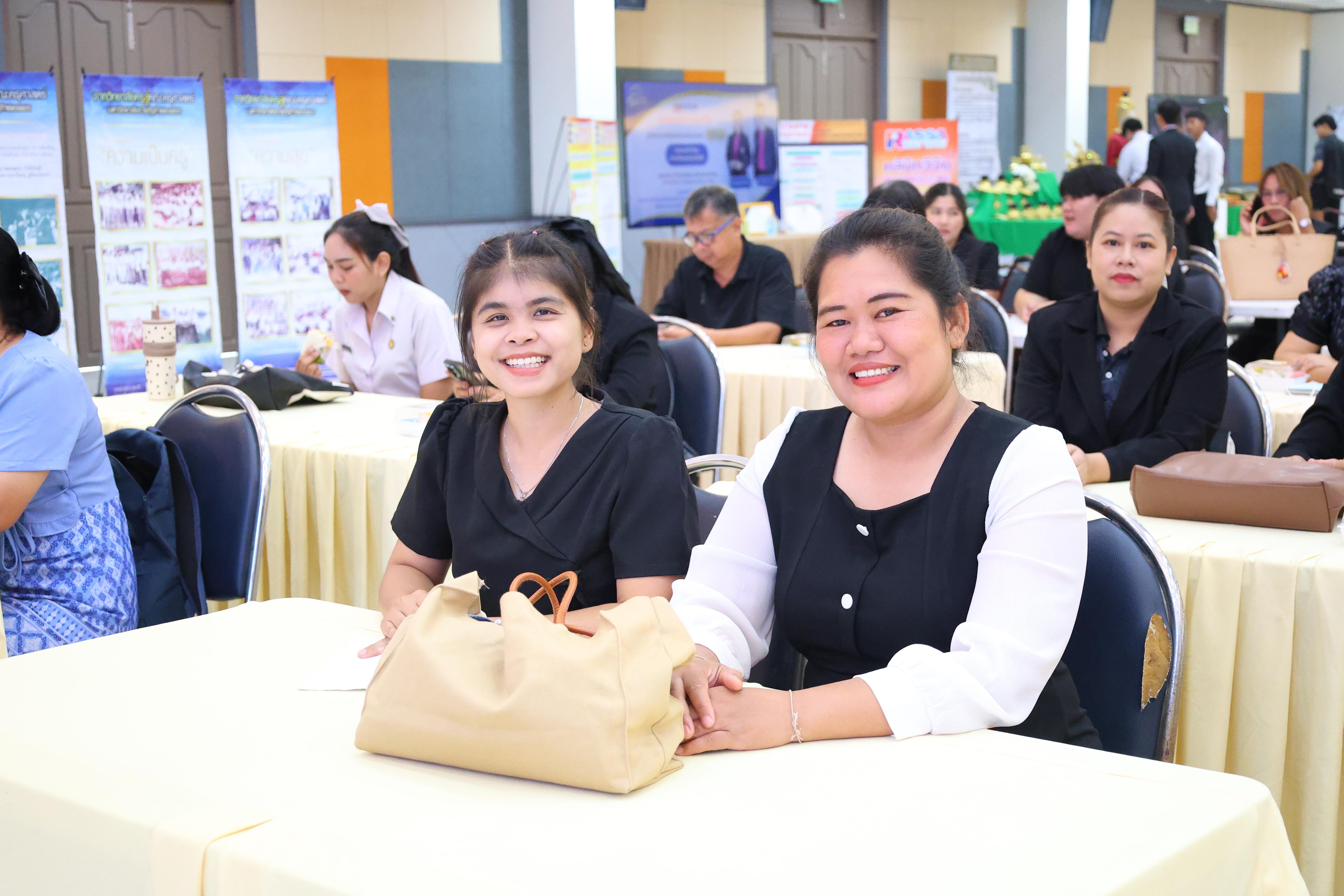 21. สัมมานาวิชาการโรงเรียนต้นแบบเชิงพื้นที่หลักสูตรเสริมสร้างคุณลักษณะ 4 ประการโดยใช้การจัดการเรียนการสอนสมรรถนะ PTRU MODEL เป็นฐานสำหรับครูเพื่อขับเคลื่อนนักเรียนให้มีความฉลาดรู้(PISA)