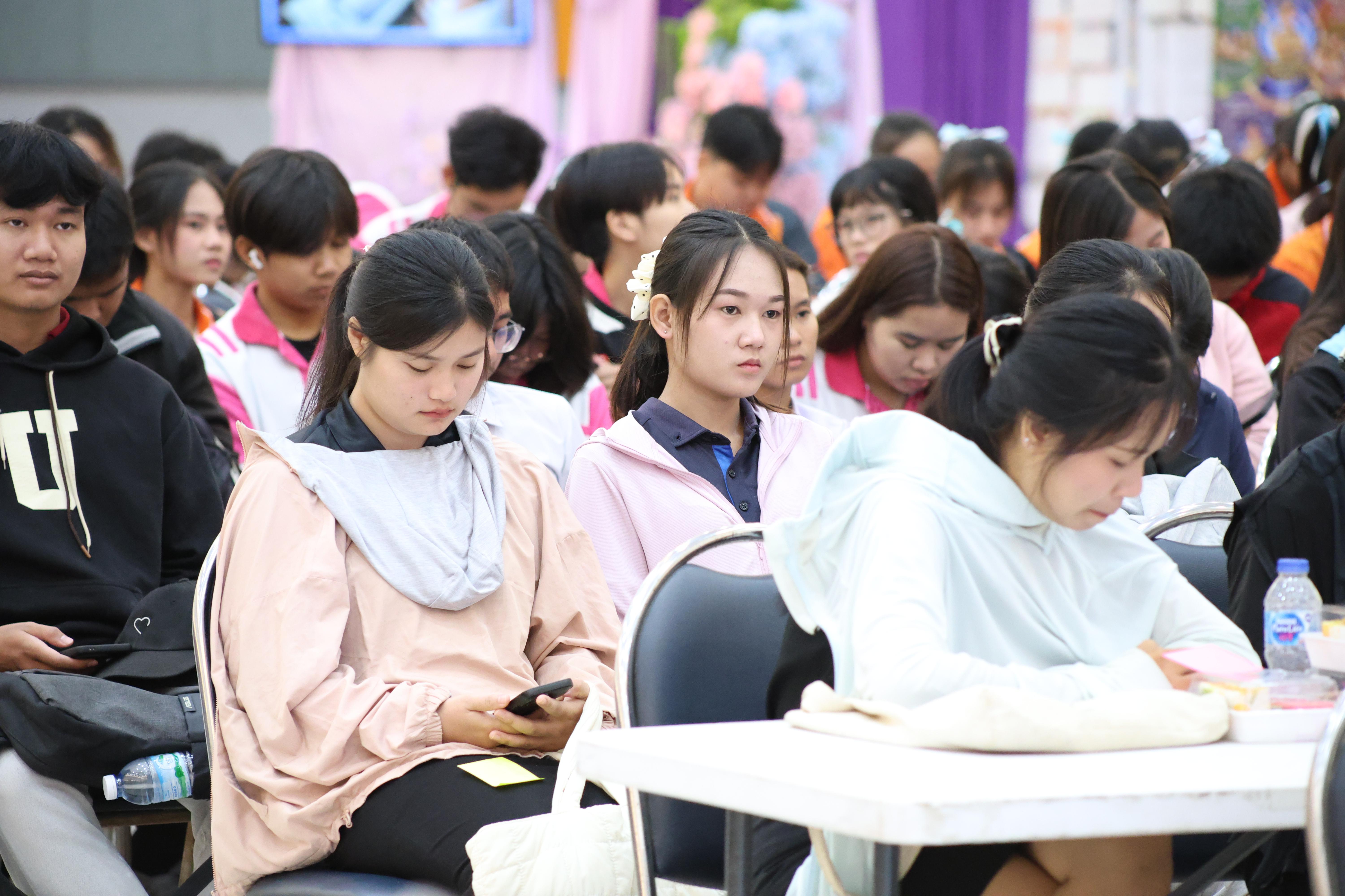 240. สัมมานาวิชาการโรงเรียนต้นแบบเชิงพื้นที่หลักสูตรเสริมสร้างคุณลักษณะ 4 ประการโดยใช้การจัดการเรียนการสอนสมรรถนะ PTRU MODEL เป็นฐานสำหรับครูเพื่อขับเคลื่อนนักเรียนให้มีความฉลาดรู้(PISA)