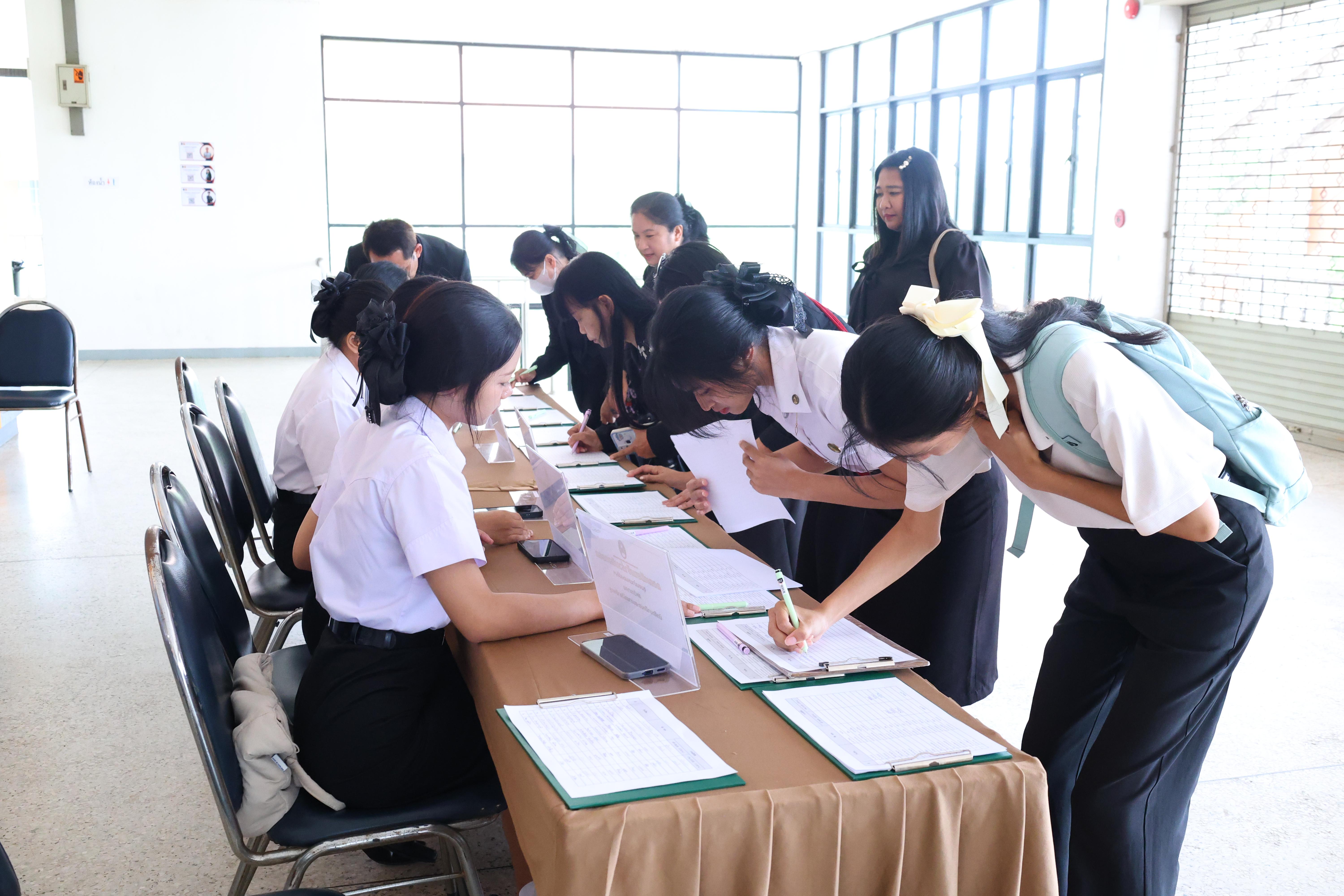 323. สัมมานาวิชาการโรงเรียนต้นแบบเชิงพื้นที่หลักสูตรเสริมสร้างคุณลักษณะ 4 ประการโดยใช้การจัดการเรียนการสอนสมรรถนะ PTRU MODEL เป็นฐานสำหรับครูเพื่อขับเคลื่อนนักเรียนให้มีความฉลาดรู้(PISA)