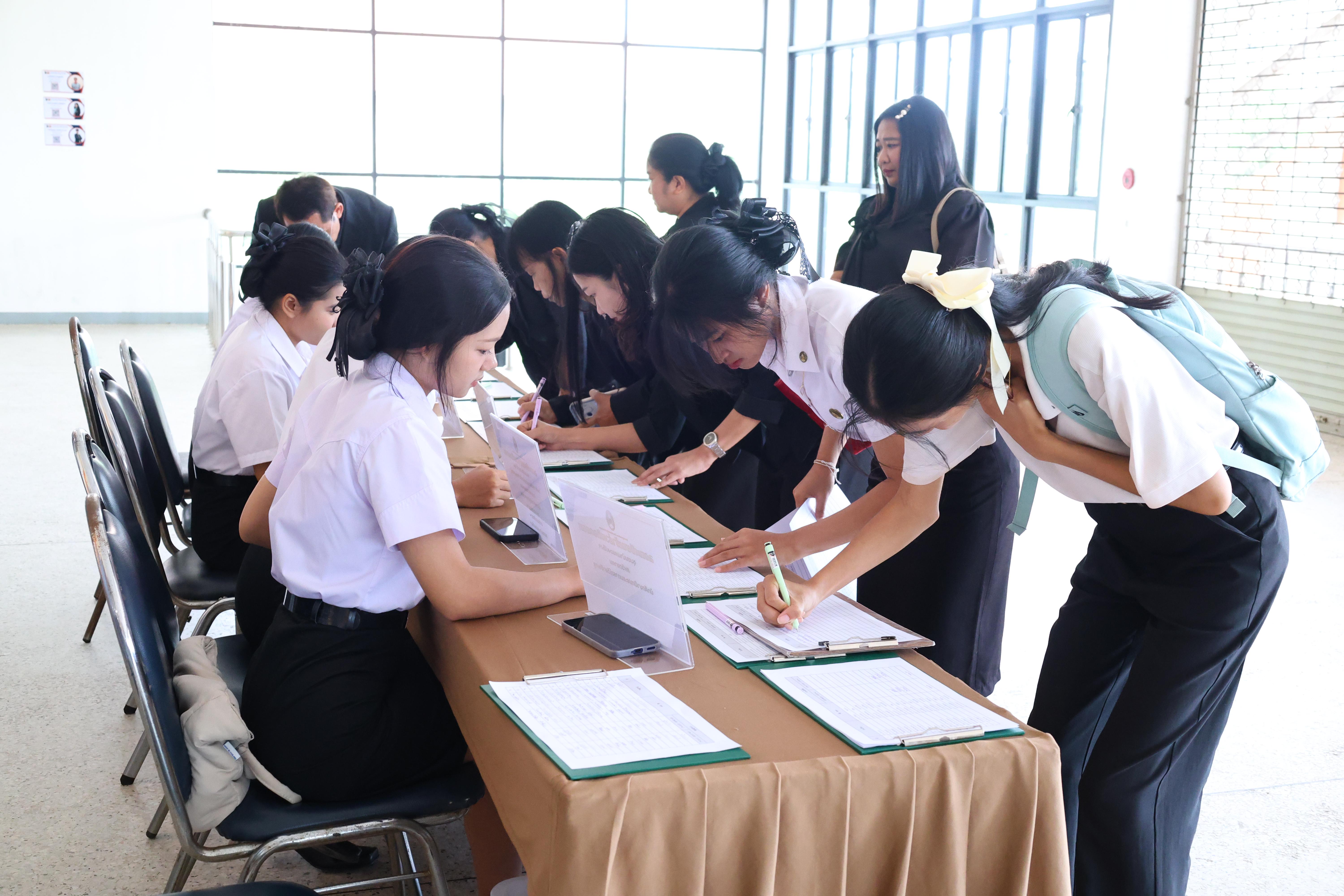 324. สัมมานาวิชาการโรงเรียนต้นแบบเชิงพื้นที่หลักสูตรเสริมสร้างคุณลักษณะ 4 ประการโดยใช้การจัดการเรียนการสอนสมรรถนะ PTRU MODEL เป็นฐานสำหรับครูเพื่อขับเคลื่อนนักเรียนให้มีความฉลาดรู้(PISA)