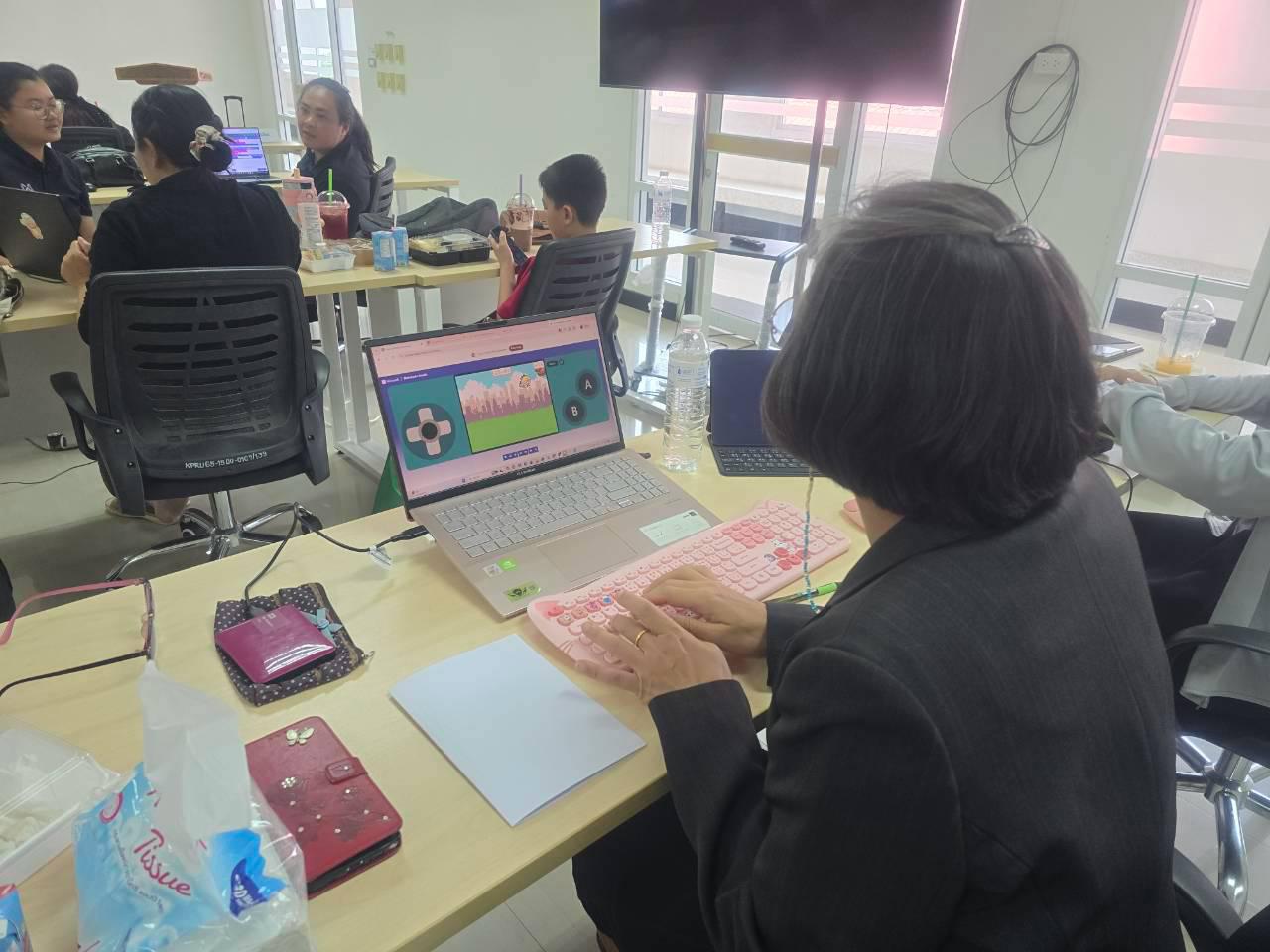4. โครงการการผลิตสื่อการสอนด้วยนวัตกรรม AI ของครูเพื่อส่งเสริมความคิดสร้างสรรค์สำหรับผู้เรียนในยุคดิจิทัลตามบริบทของโรงเรียน ภายใต้โครงการพัฒนาคุณภาพการศึกษาและการพัฒนาท้องถิ่นโดยมีสถาบันอุดมศึกษาเป็นพี่เลี้ยงเครือข่ายเพื่อการพัฒนาอุดมศึกษา
