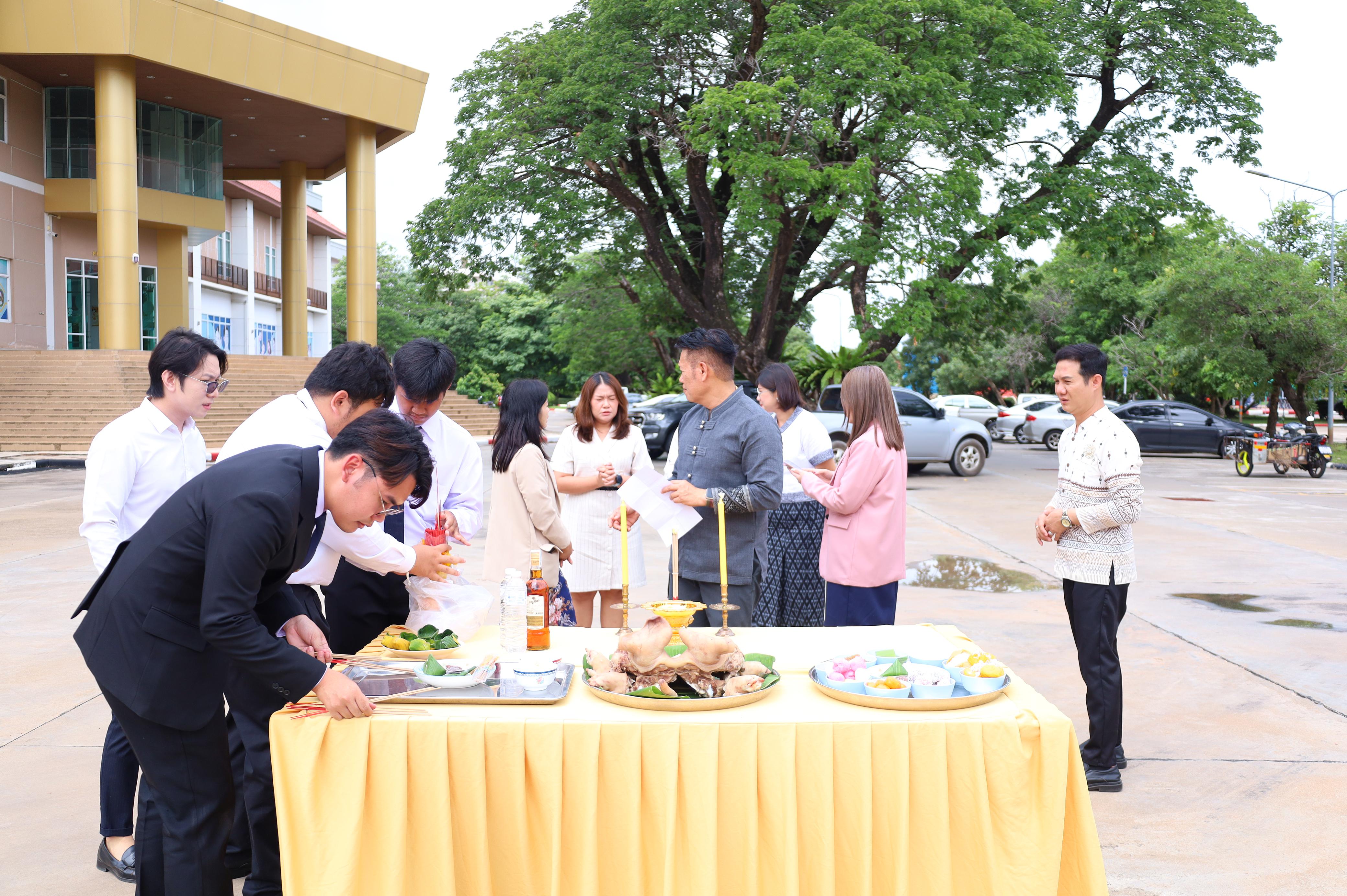 129. พิธีทอดผ้าป่าสามัคคี เพื่ออุทิศบุญกุศลให้แก่ผู้วายชนม์ ขอขอบคุณผู้บริหาร คณาจารย์ บุคลากร และผู้มีจิตศรัทธาทุกท่าน