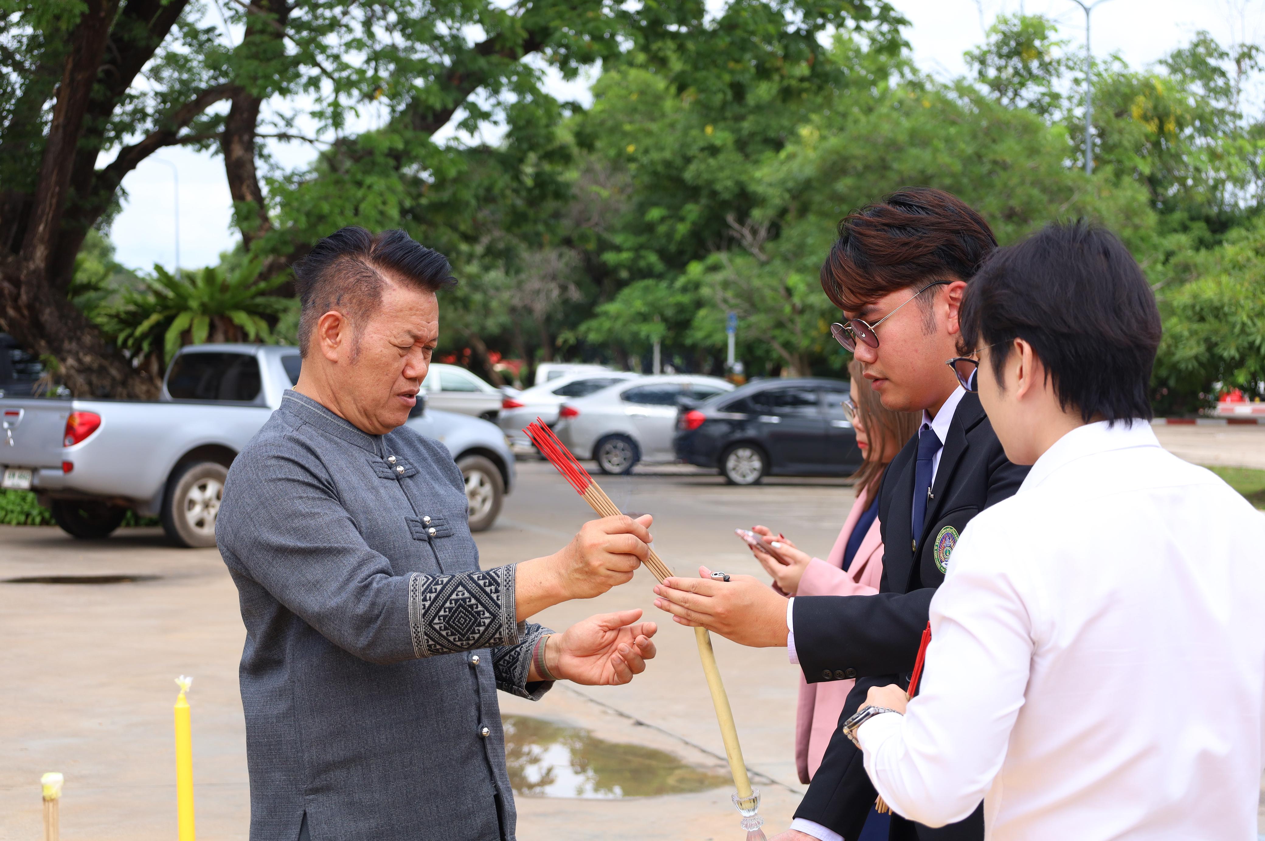 133. พิธีทอดผ้าป่าสามัคคี เพื่ออุทิศบุญกุศลให้แก่ผู้วายชนม์ ขอขอบคุณผู้บริหาร คณาจารย์ บุคลากร และผู้มีจิตศรัทธาทุกท่าน