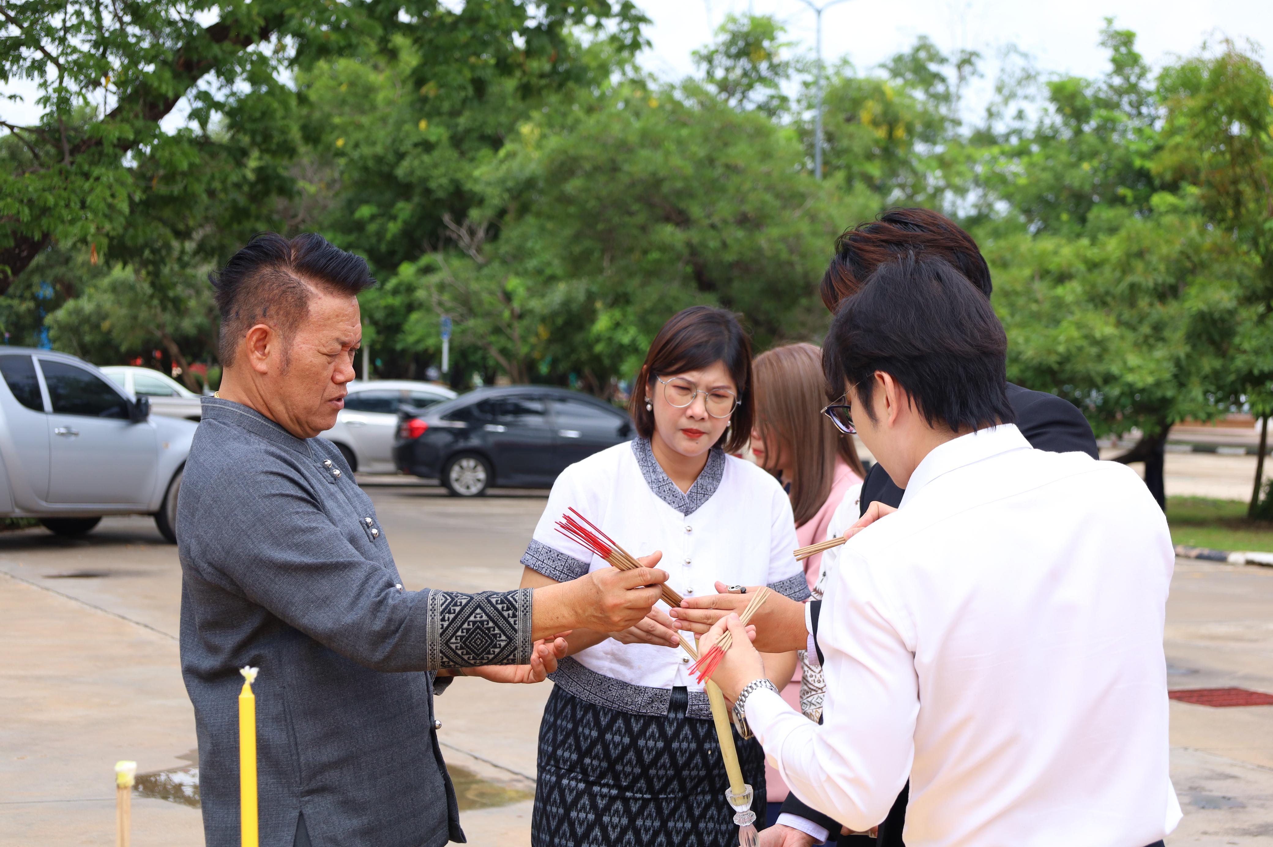 134. พิธีทอดผ้าป่าสามัคคี เพื่ออุทิศบุญกุศลให้แก่ผู้วายชนม์ ขอขอบคุณผู้บริหาร คณาจารย์ บุคลากร และผู้มีจิตศรัทธาทุกท่าน