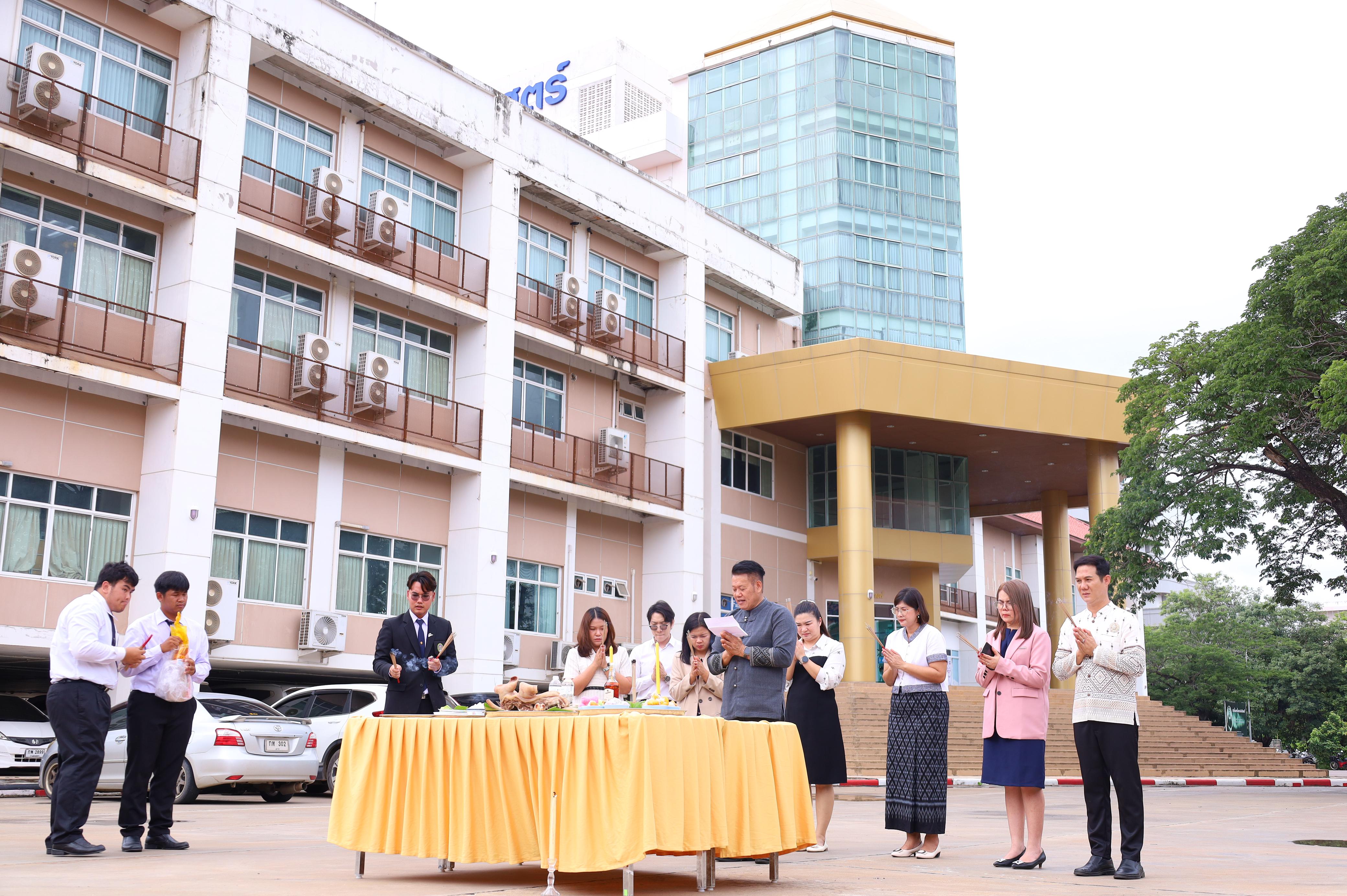 143. พิธีทอดผ้าป่าสามัคคี เพื่ออุทิศบุญกุศลให้แก่ผู้วายชนม์ ขอขอบคุณผู้บริหาร คณาจารย์ บุคลากร และผู้มีจิตศรัทธาทุกท่าน