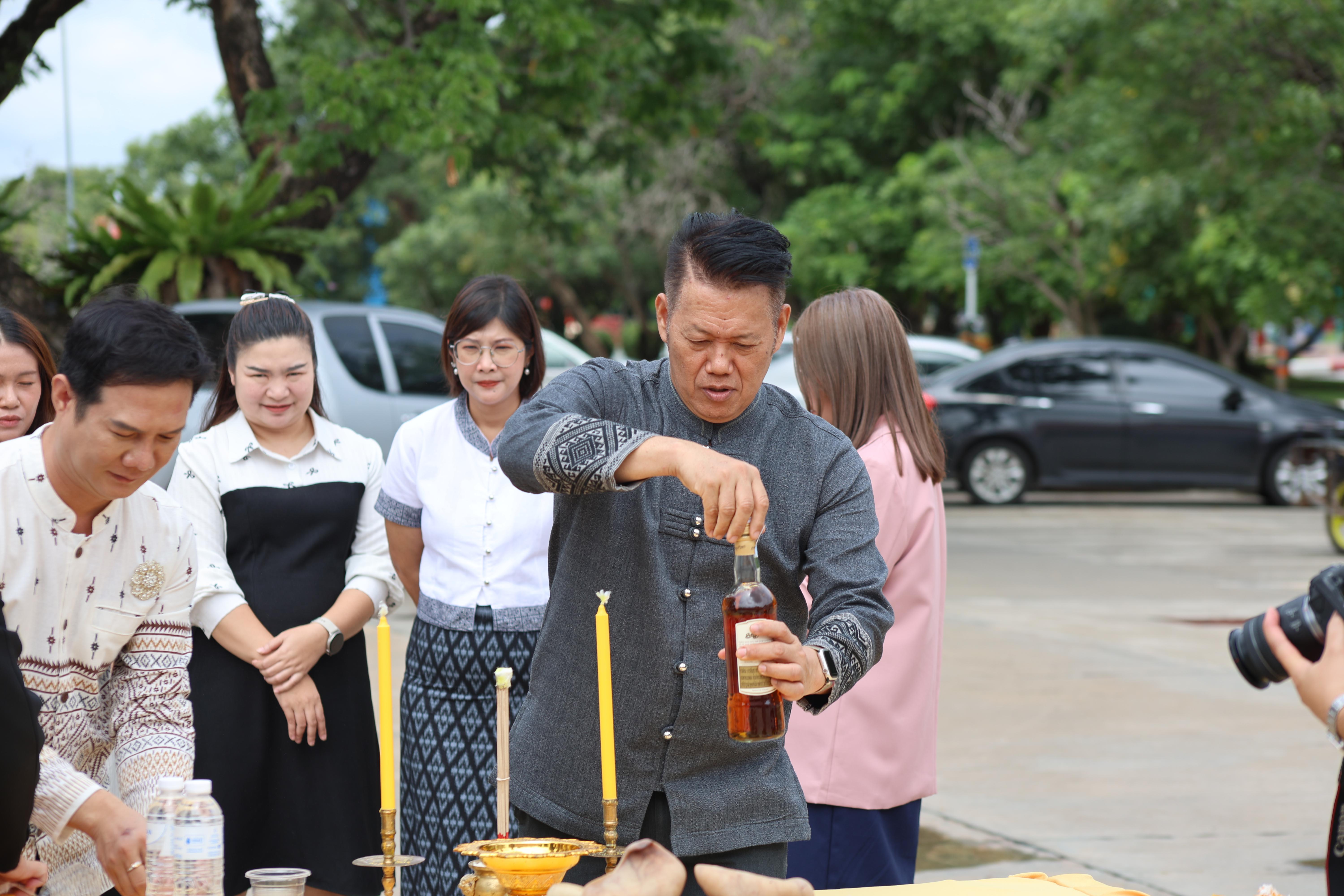 184. พิธีทอดผ้าป่าสามัคคี เพื่ออุทิศบุญกุศลให้แก่ผู้วายชนม์ ขอขอบคุณผู้บริหาร คณาจารย์ บุคลากร และผู้มีจิตศรัทธาทุกท่าน