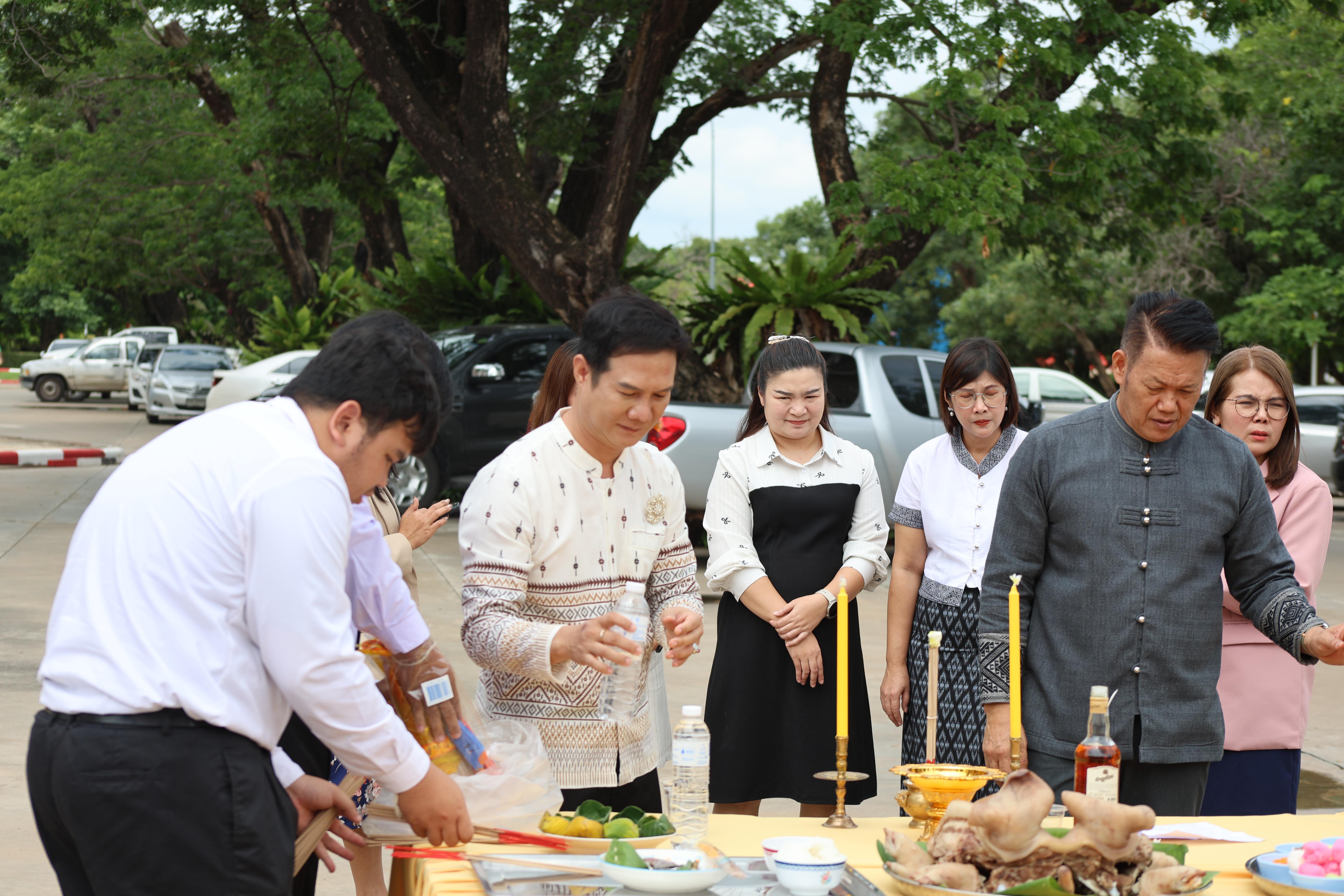 185. พิธีทอดผ้าป่าสามัคคี เพื่ออุทิศบุญกุศลให้แก่ผู้วายชนม์ ขอขอบคุณผู้บริหาร คณาจารย์ บุคลากร และผู้มีจิตศรัทธาทุกท่าน