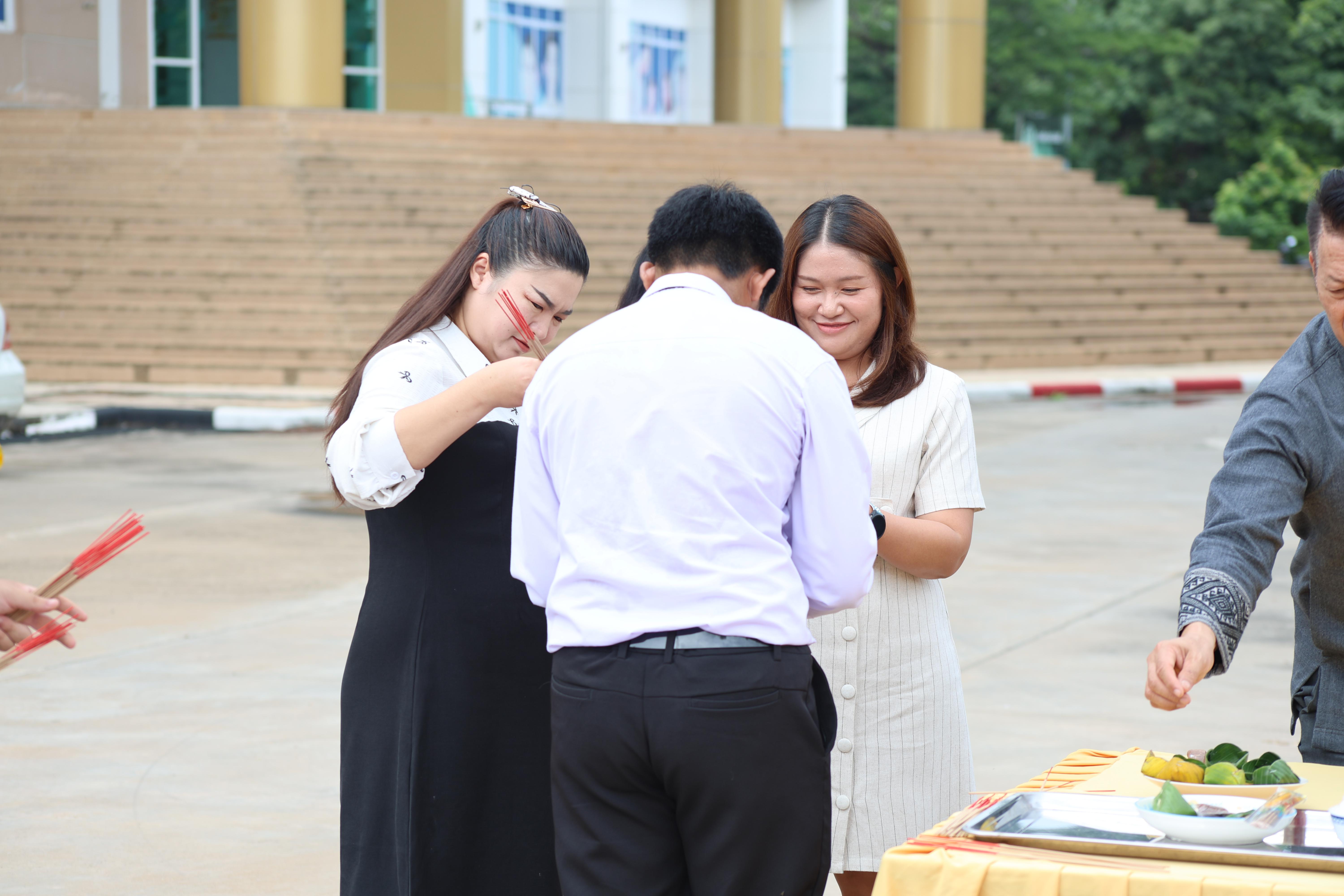 191. พิธีทอดผ้าป่าสามัคคี เพื่ออุทิศบุญกุศลให้แก่ผู้วายชนม์ ขอขอบคุณผู้บริหาร คณาจารย์ บุคลากร และผู้มีจิตศรัทธาทุกท่าน